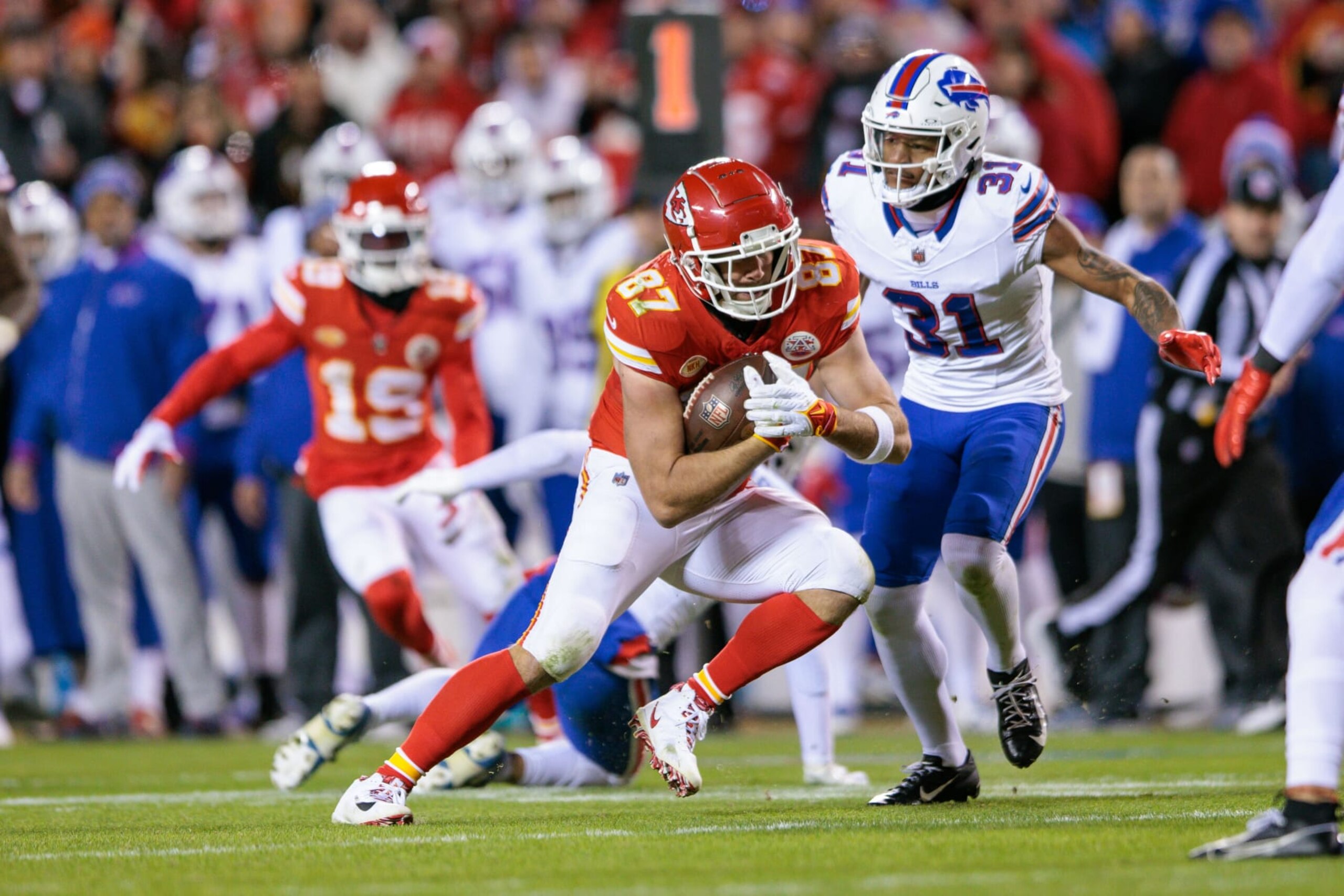 KANSAS CITY, MO - DECEMBER 10: Kansas City Chiefs tight end Travis Kelce (87) runs the ball during the second half against the Buffalo Bills on December 10th at Arrowhead Stadium in Kansas City, Missouri. (Photo by William Purnell/Icon Sportswire via Getty Images)