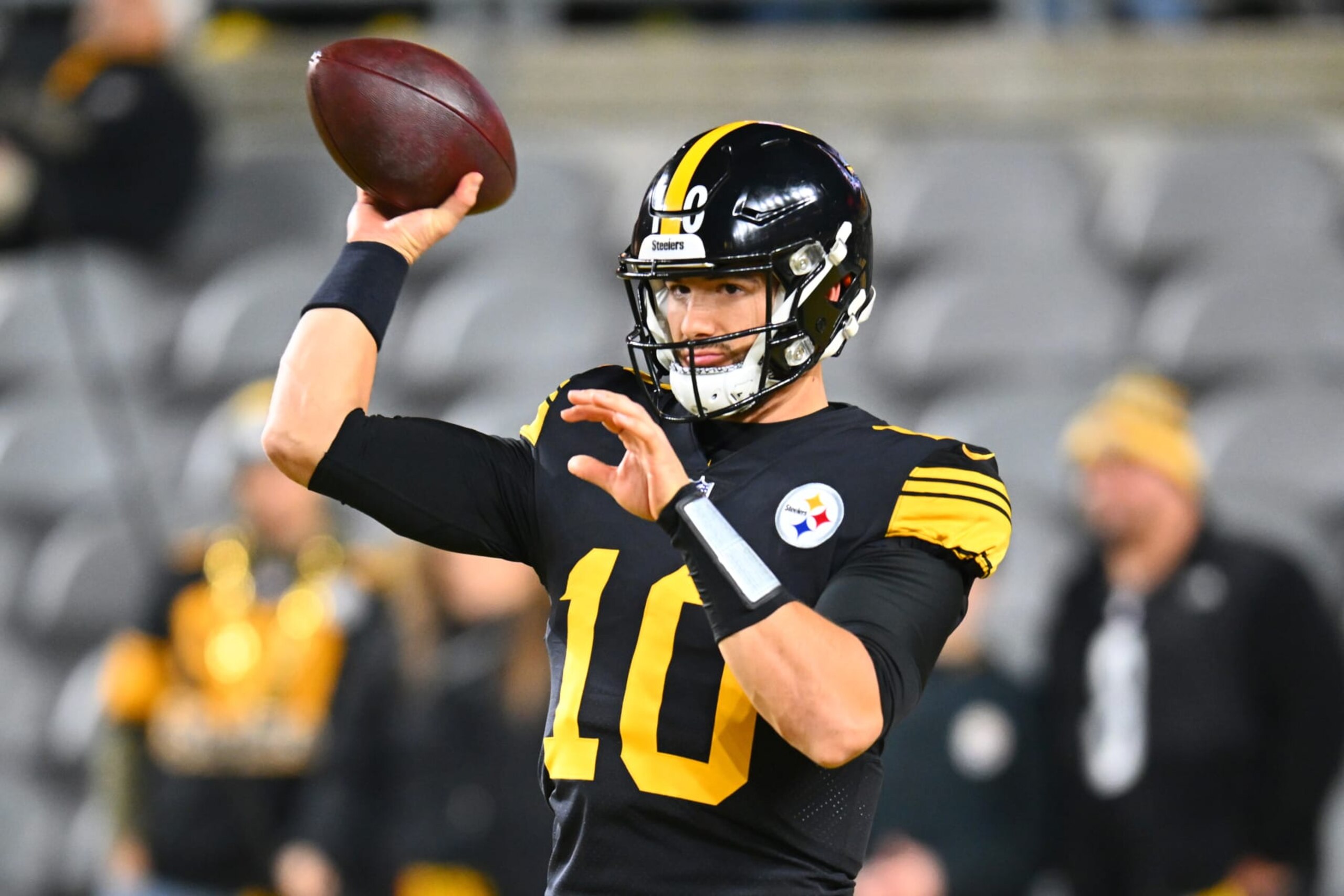 PITTSBURGH, PENNSYLVANIA - DECEMBER 07: Quarterback Mitch Trubisky #10 of the Pittsburgh Steelers warms up before the game between the New England Patriots and Pittsburgh Steelers at Acrisure Stadium on December 07, 2023 in Pittsburgh, Pennsylvania. (Photo by Joe Sargent/Getty Images)