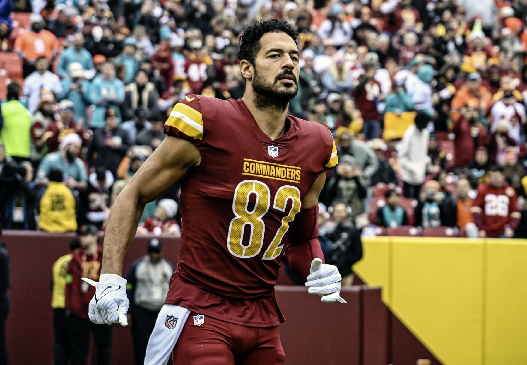 LANDOVER, MD - DECEMBER 03: Washington Commanders tight end Logan Thomas (82) takes the field for the NFL game between the Miami Dolphins and the Washington Commanders on December 3, 2023 at Fed Ex Field in Landover, MD. (Photo by Mark Goldman/Icon Sportswire via Getty Images)