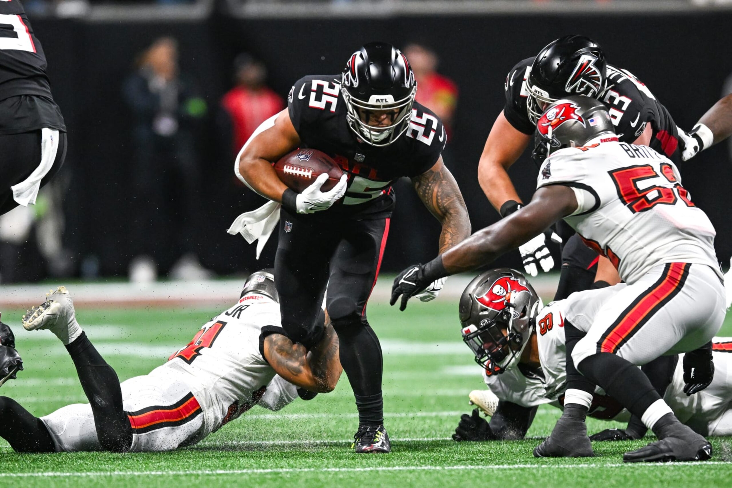 ATLANTA, GA DECEMBER 10: Atlanta running back Tyler Allgeier (25) runs the ball during the NFL game between the Tampa Bay Buccaneers and the Atlanta Falcons on December 10th, 2023 at Mercedes-Benz Stadium in Atlanta, GA. (Photo by Rich von Biberstein/Icon Sportswire via Getty Images) ATLANTA, GA DECEMBER 10: Atlanta running back Tyler Allgeier (25) runs the ball during the NFL game between the Tampa Bay Buccaneers and the Atlanta Falcons on December 10th, 2023 at Mercedes-Benz Stadium in Atlanta, GA. (Photo by Rich von Biberstein/Icon Sportswire via Getty Images)