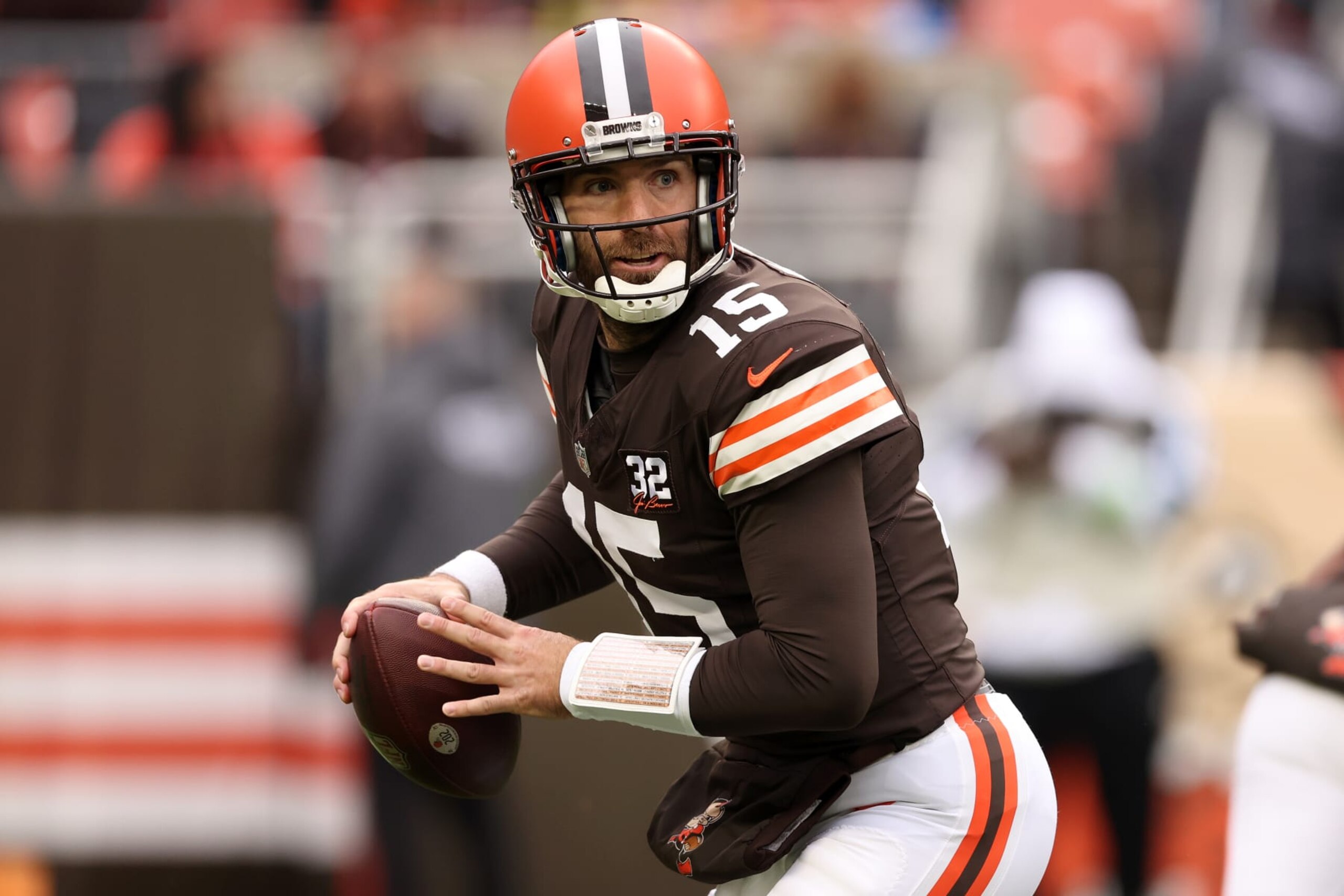 CLEVELAND, OHIO - DECEMBER 10: Joe Flacco #15 of the Cleveland Browns looks to pass during the first quarter against the Jacksonville Jaguars at Cleveland Browns Stadium on December 10, 2023 in Cleveland, Ohio. (Photo by Gregory Shamus/Getty Images)