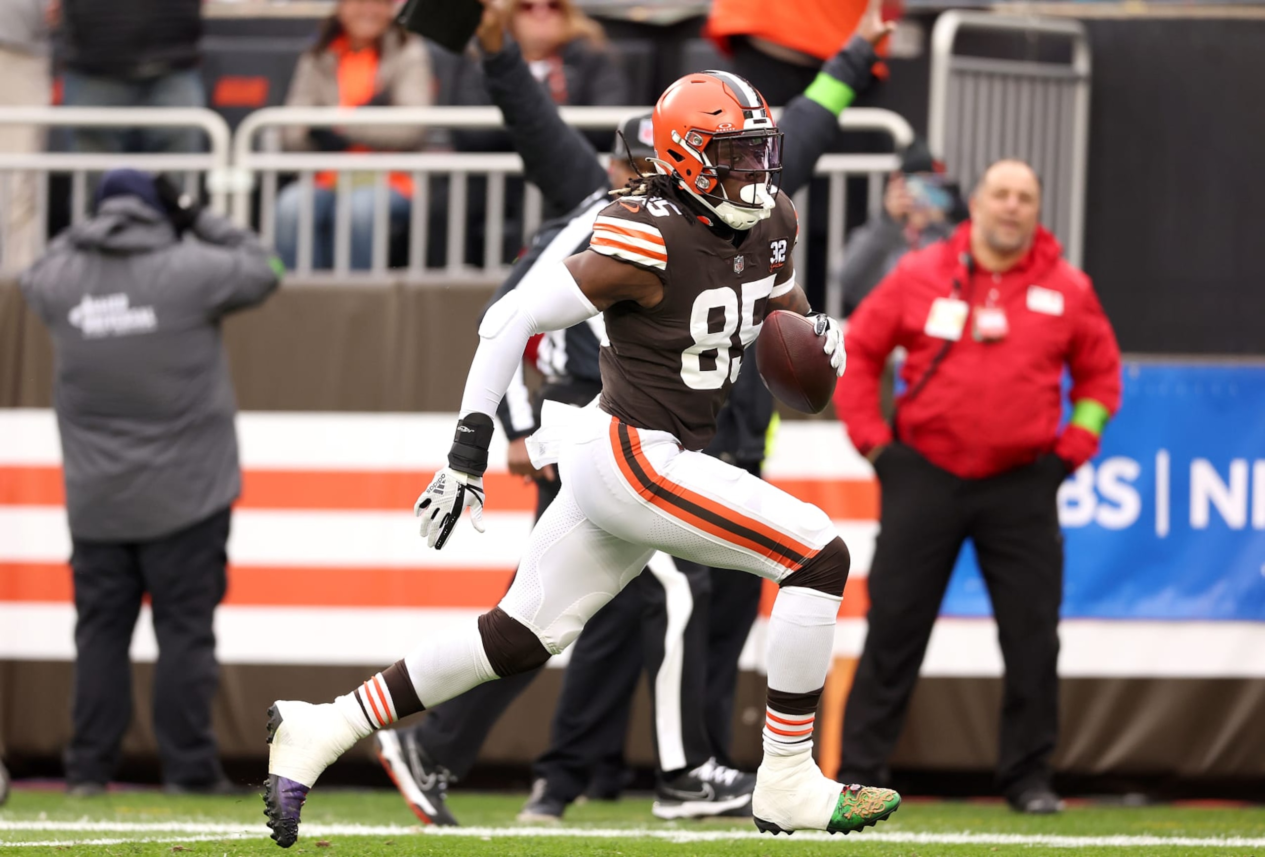 CLEVELAND, OHIO - DECEMBER 10: David Njoku #85 of the Cleveland Browns runs for a touchdown during the first quarter against the Jacksonville Jaguars at Cleveland Browns Stadium on December 10, 2023 in Cleveland, Ohio. (Photo by Gregory Shamus/Getty Images)