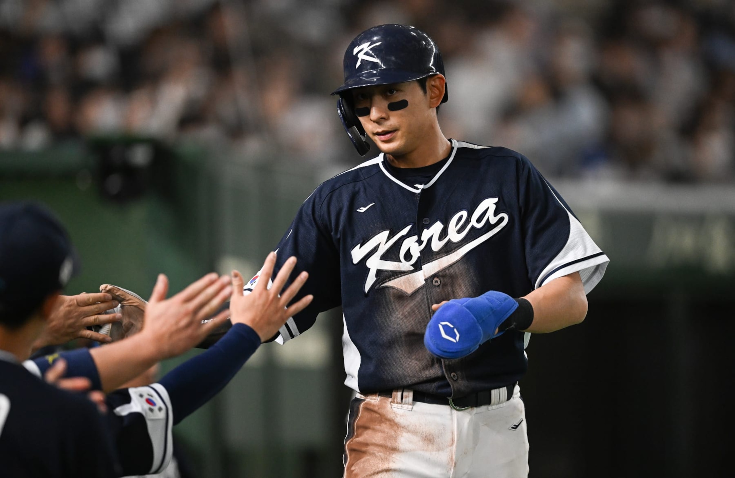 TOKYO, JAPAN - MARCH 13: Jung Hoo Lee #51 of Team Korea scores after Baekho Kang #50 of Team Korea hit a RBI single at the top of the first inning during the World Baseball Classic Pool B game between Korea and China at Tokyo Dome on March 13, 2023 in Tokyo, Japan. (Photo by Gene Wang/Getty Images) TOKYO, JAPAN - MARCH 13: Jung Hoo Lee #51 of Team Korea scores after Baekho Kang #50 of Team Korea hit a RBI single at the top of the first inning during the World Baseball Classic Pool B game between Korea and China at Tokyo Dome on March 13, 2023 in Tokyo, Japan. (Photo by Gene Wang/Getty Images)