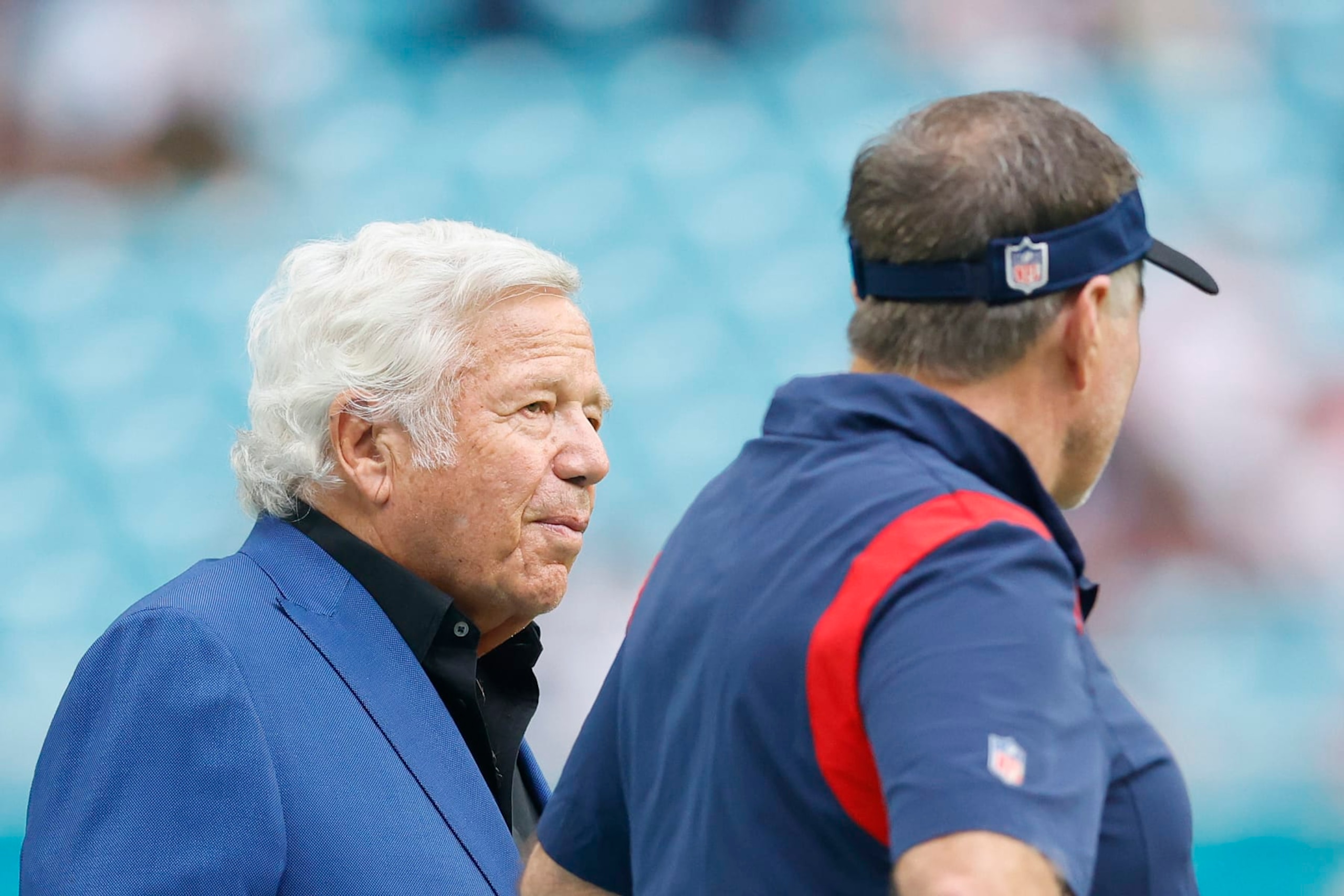 MIAMI GARDENS, FLORIDA - JANUARY 09: Owner Robert Kraft and head coach Bill Belichick of the New England Patriots talk prior to the game against the Miami Dolphins at Hard Rock Stadium on January 09, 2022 in Miami Gardens, Florida. (Photo by Michael Reaves/Getty Images)
