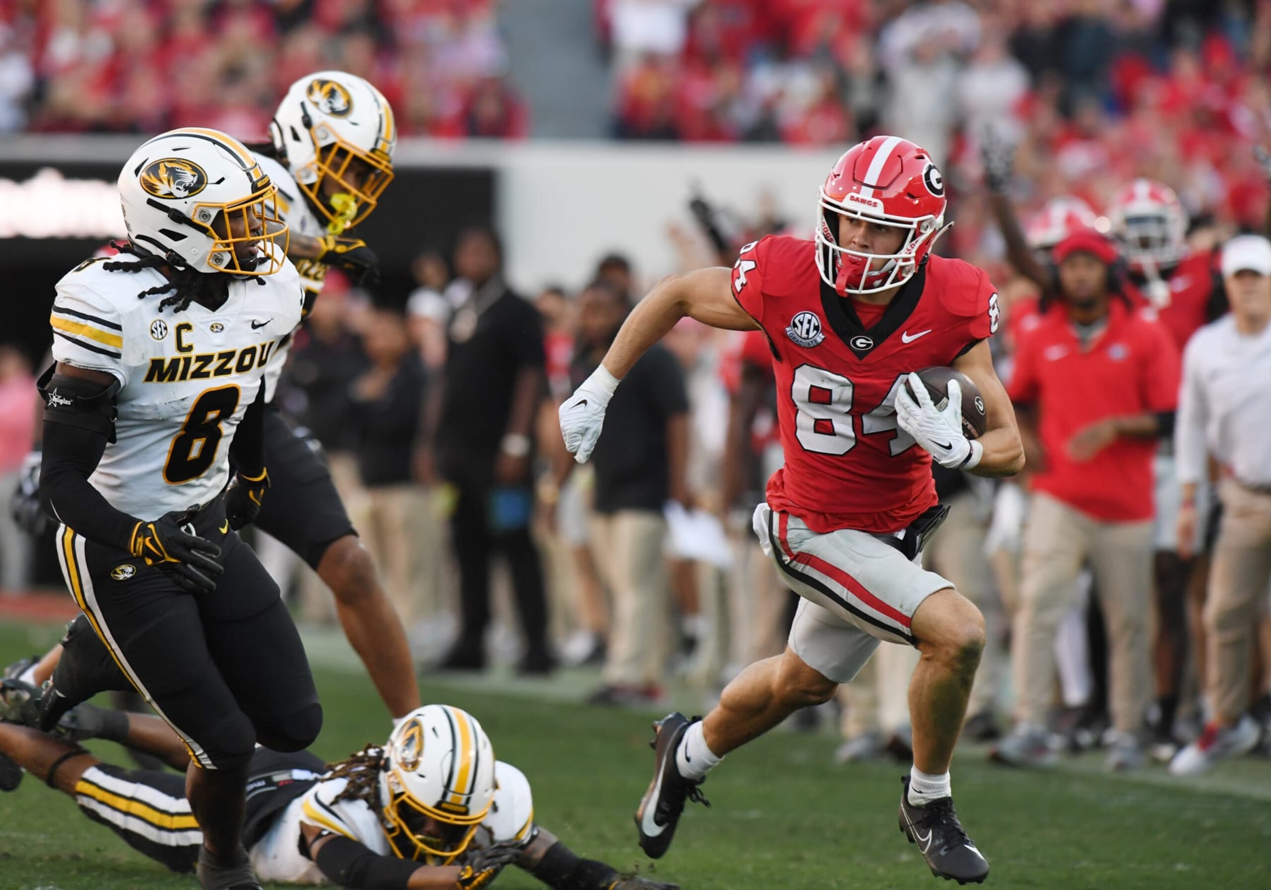 ATHENS, GA - NOVEMBER 04: Georgia Bulldogs Wide Receiver Ladd McConkey (84) rushes the ball ;as Missouri Tigers Linebacker Ty'Ron Hopper (8) defends  during the college football game between the Missouri Tigers and the Georgia Bulldogs on November 04, 2023, at Sanford Stadium in Athens, GA. (Photo by Jeffrey Vest/Icon Sportswire via Getty Images)