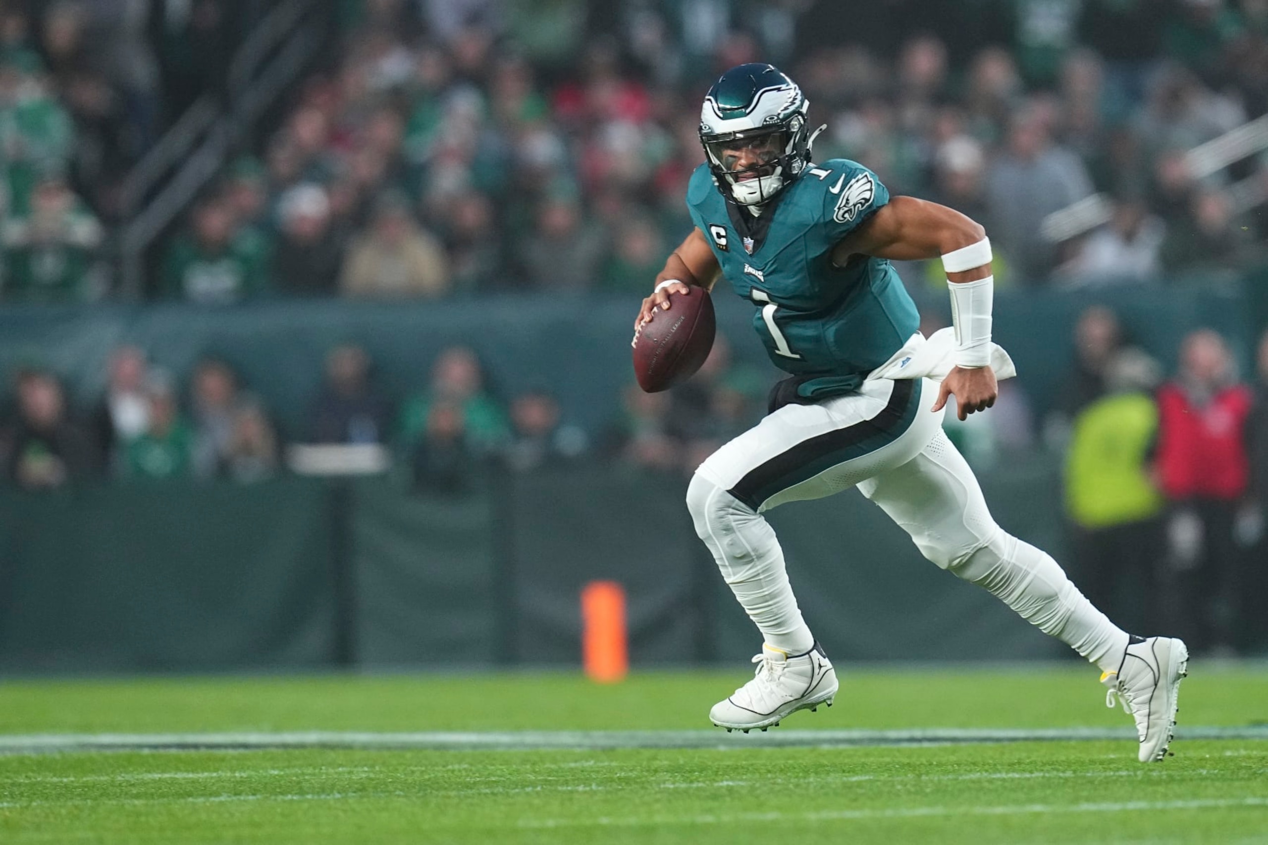 PHILADELPHIA, PENNSYLVANIA - DECEMBER 3: Jalen Hurts #1 of the Philadelphia Eagles scrambles against the San Francisco 49ers at Lincoln Financial Field on December 3, 2023 in Philadelphia, Pennsylvania. (Photo by Mitchell Leff/Getty Images) PHILADELPHIA, PENNSYLVANIA - DECEMBER 3: Jalen Hurts #1 of the Philadelphia Eagles scrambles against the San Francisco 49ers at Lincoln Financial Field on December 3, 2023 in Philadelphia, Pennsylvania. (Photo by Mitchell Leff/Getty Images)