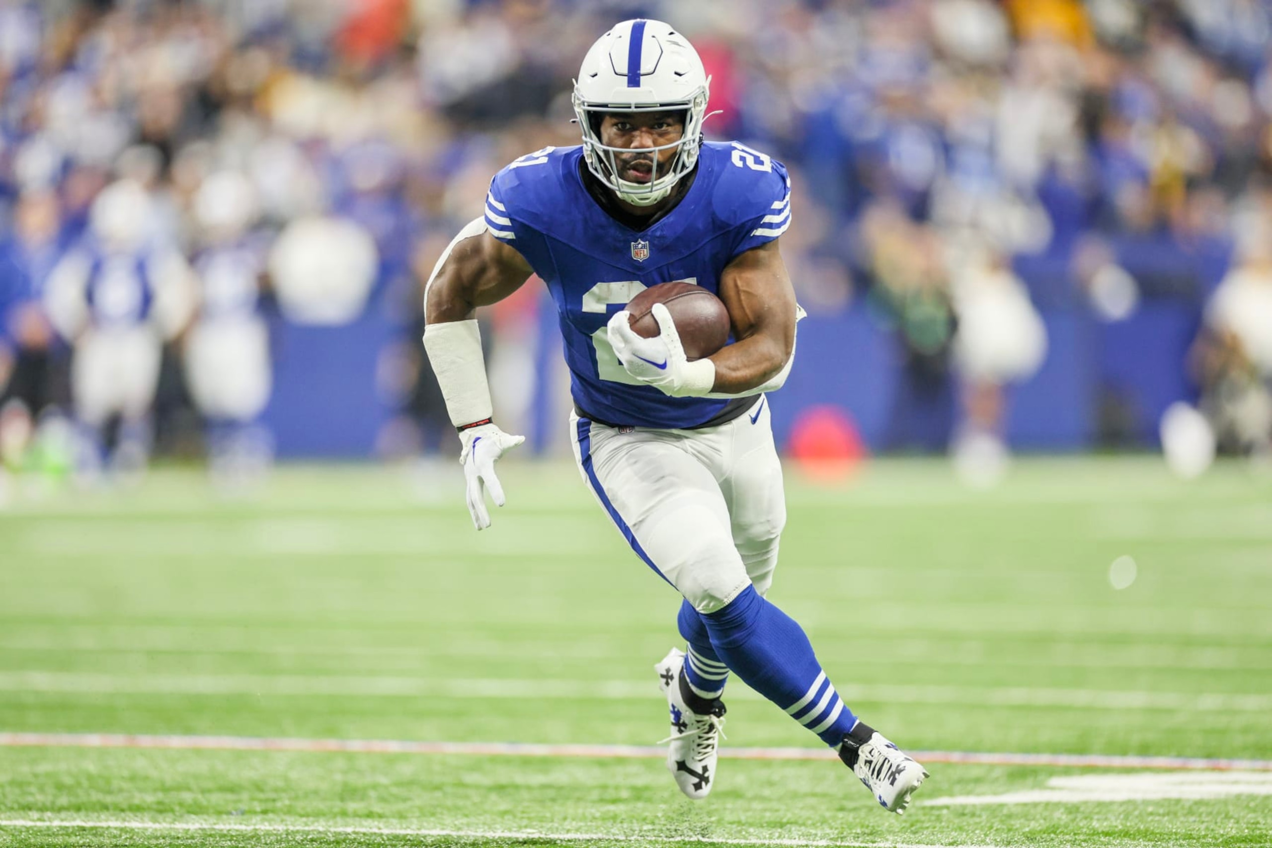 INDIANAPOLIS, INDIANA - DECEMBER 16: Zack Moss #21 of the Indianapolis Colts runs upfield after making a catch during the second quarter against the Pittsburgh Steelers at Lucas Oil Stadium on December 16, 2023 in Indianapolis, Indiana. (Photo by Andy Lyons/Getty Images)