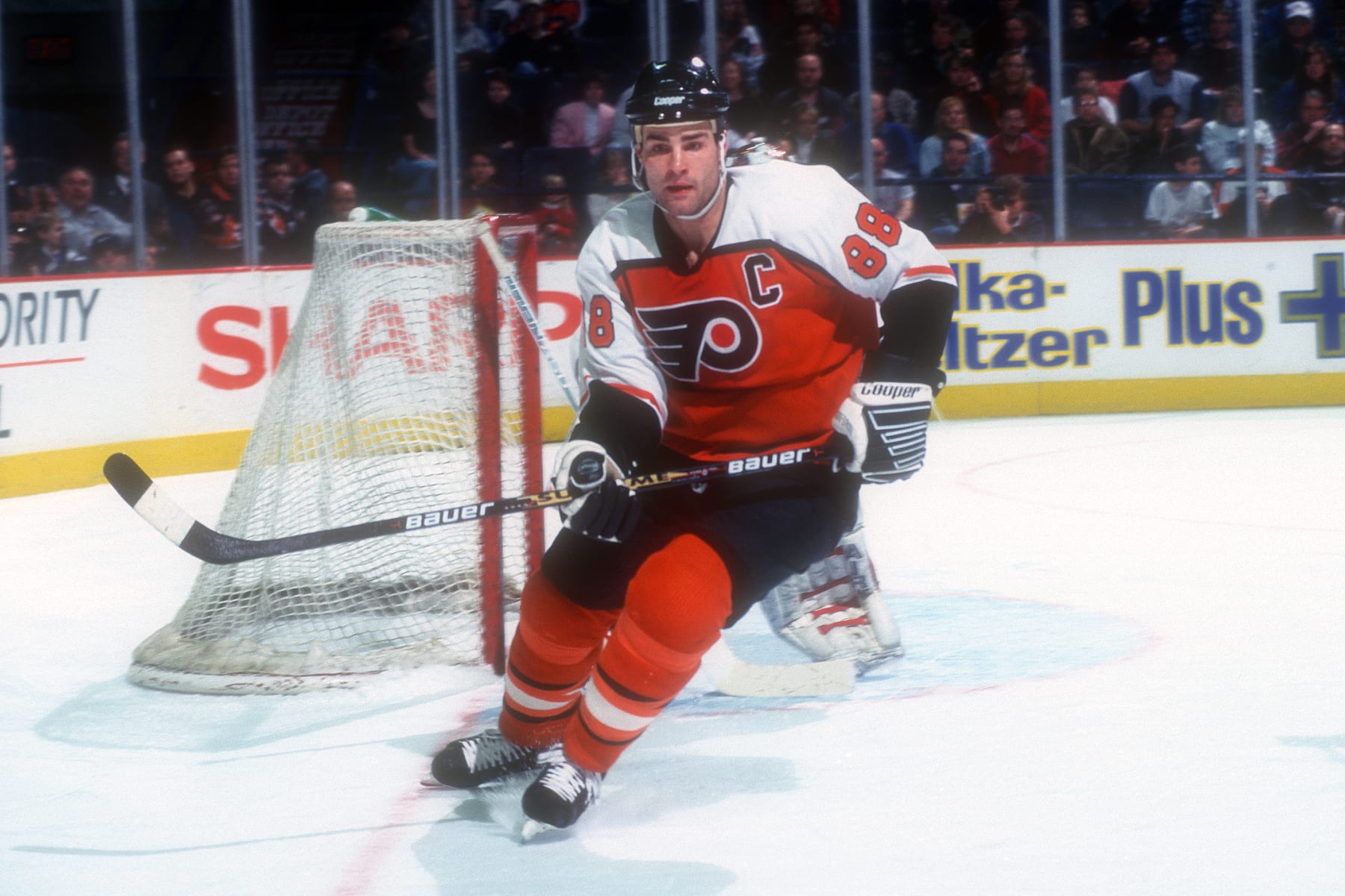 LANDOVER, MD - MARCH 03:  Eric Lindros #88 of the Philadelphia Flyers in position during a NHL hockey game against the Washington Capitals on March 3, 1996 at the USAir Arena in Landover, Maryland.  (Photo by Mitchell Layton/Getty Images)