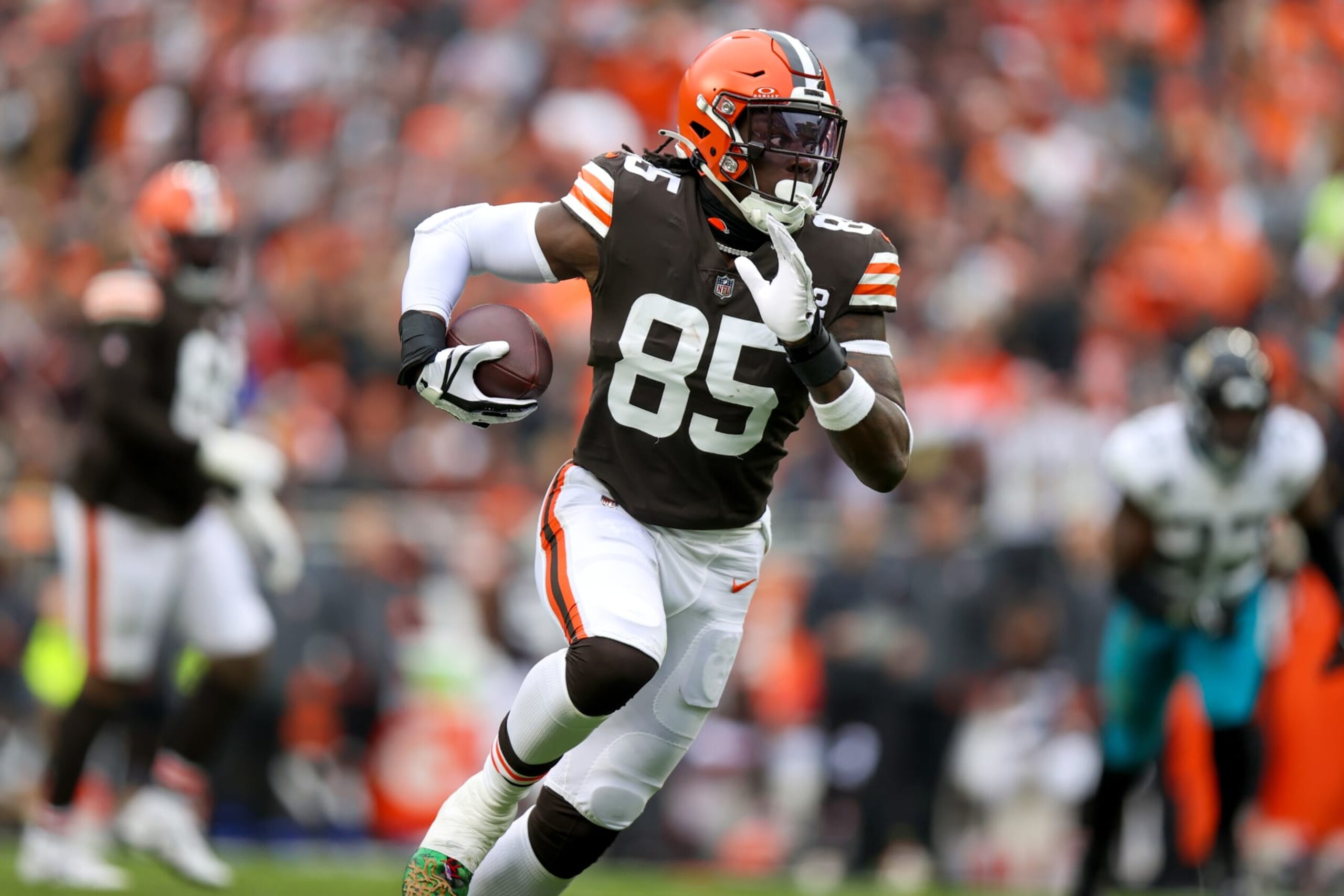 CLEVELAND, OH - DECEMBER 10: Cleveland Browns tight end David Njoku (85) runs as he scores on a 30-yard touchdown catch during the second quarter of the National Football League game between the Jacksonville Jaguars and Cleveland Browns on December 10, 2023, at Cleveland Browns Stadium in Cleveland, OH. (Photo by Frank Jansky/Icon Sportswire via Getty Images) CLEVELAND, OH - DECEMBER 10: Cleveland Browns tight end David Njoku (85) runs as he scores on a 30-yard touchdown catch during the second quarter of the National Football League game between the Jacksonville Jaguars and Cleveland Browns on December 10, 2023, at Cleveland Browns Stadium in Cleveland, OH. (Photo by Frank Jansky/Icon Sportswire via Getty Images)