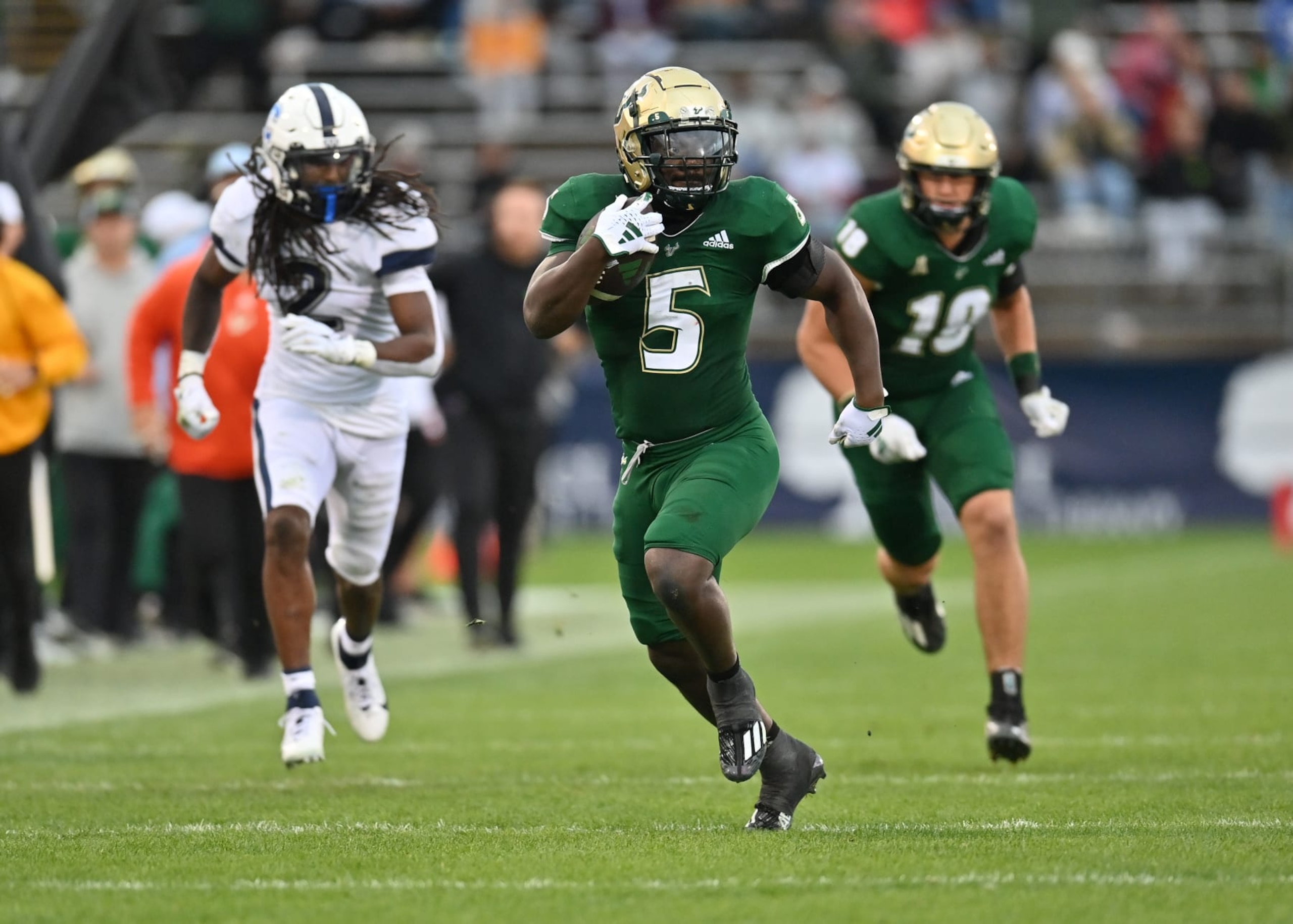 EAST HARTFORD, CT - OCTOBER 21: South Florida Bulls running back Nay'Quan Wright (5) carries the ball during the game as the South Florida Bulls take on the UConn Huskies on October 21, 2023, at the Pratt & Whitney Stadium at Rentschler Field in East Hartford, Connecticut. (Photo by Williams Paul/Icon Sportswire via Getty Images)