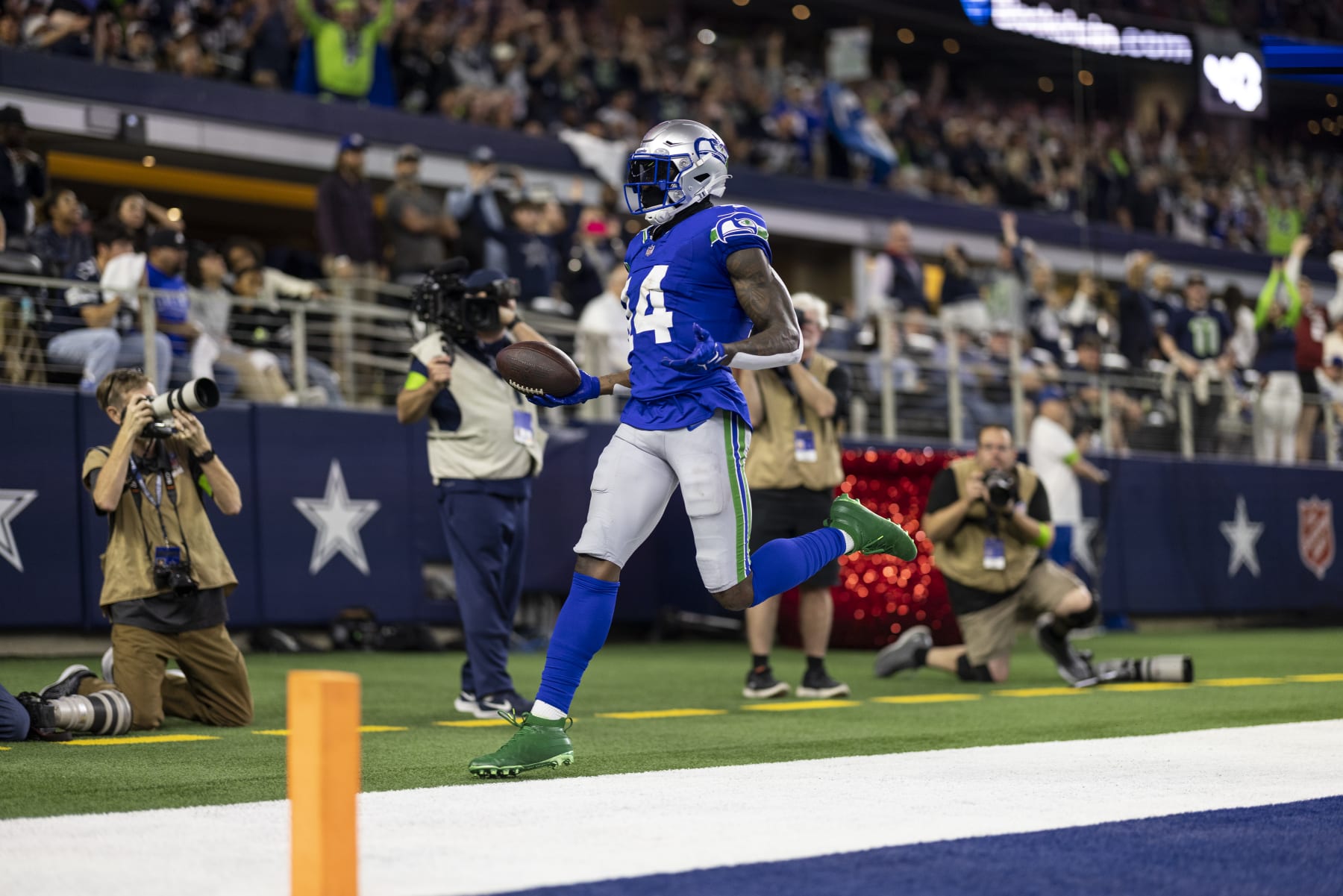 ARLINGTON, TEXAS - NOVEMBER 30: DK Metcalf #14 of the Seattle Seahawks scores a touchdown during an NFL football game between the Dallas Cowboys and the Seattle Seahawks at AT&T Stadium on November 30, 2023 in Arlington, Texas. (Photo by Michael Owens/Getty Images)