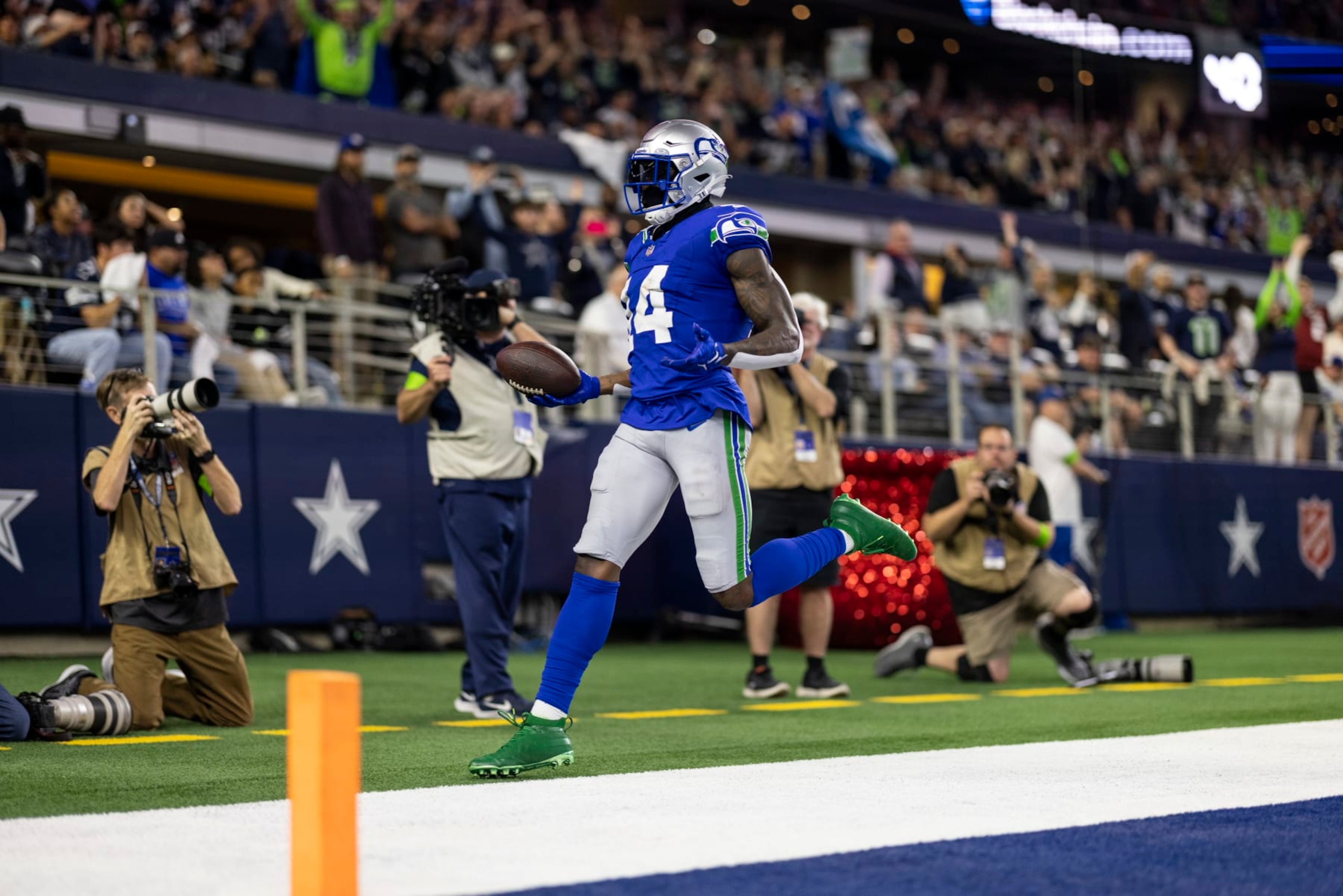 ARLINGTON, TEXAS - NOVEMBER 30: DK Metcalf #14 of the Seattle Seahawks scores a touchdown during an NFL football game between the Dallas Cowboys and the Seattle Seahawks at AT&T Stadium on November 30, 2023 in Arlington, Texas. (Photo by Michael Owens/Getty Images)