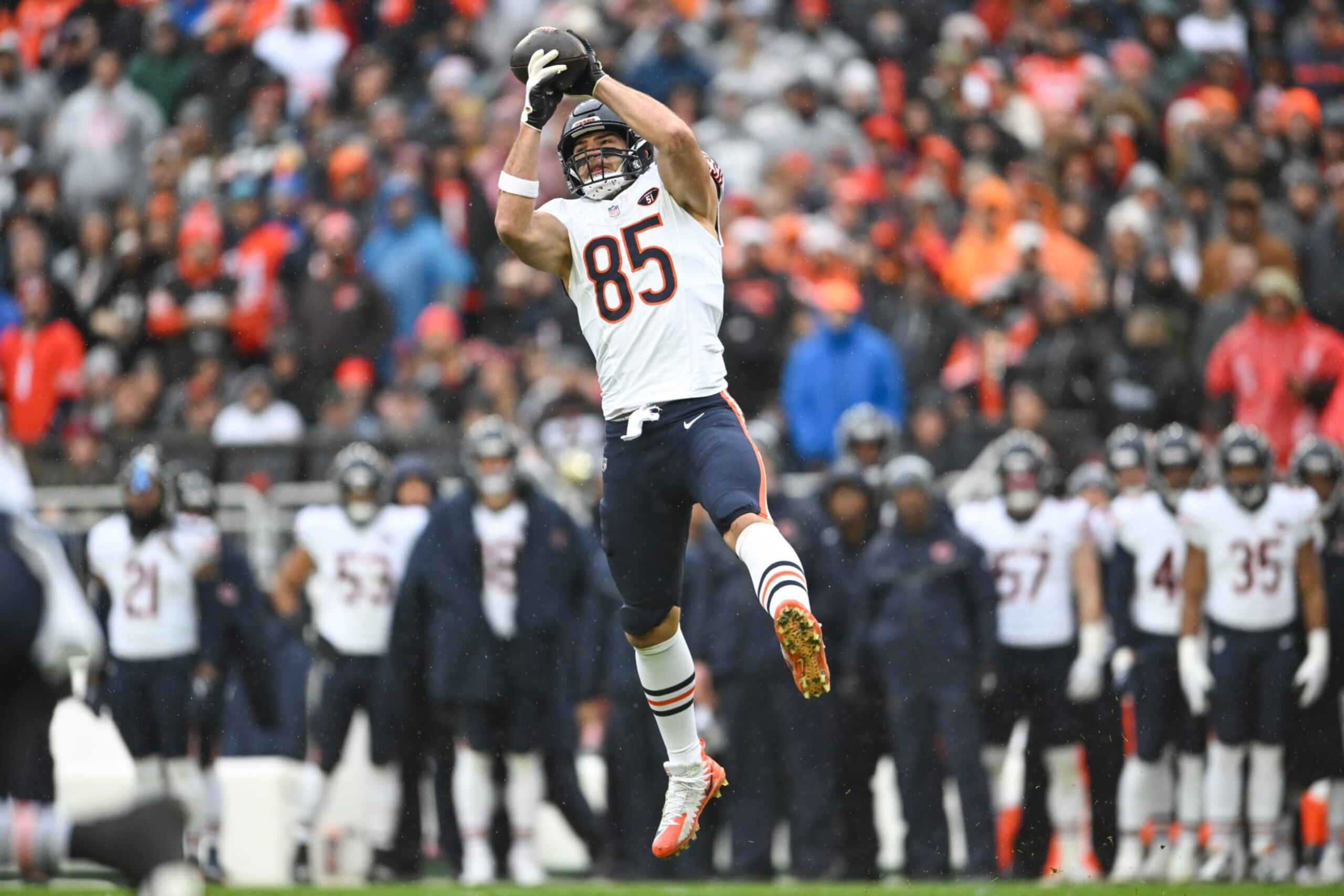 CLEVELAND, OHIO - DECEMBER 17: Cole Kmet #85 of the Chicago Bears catches a pass during the first quarter of a game against the Cleveland Browns at Cleveland Browns Stadium on December 17, 2023 in Cleveland, Ohio. (Photo by Nick Cammett/Getty Images) CLEVELAND, OHIO - DECEMBER 17: Cole Kmet #85 of the Chicago Bears catches a pass during the first quarter of a game against the Cleveland Browns at Cleveland Browns Stadium on December 17, 2023 in Cleveland, Ohio. (Photo by Nick Cammett/Getty Images)