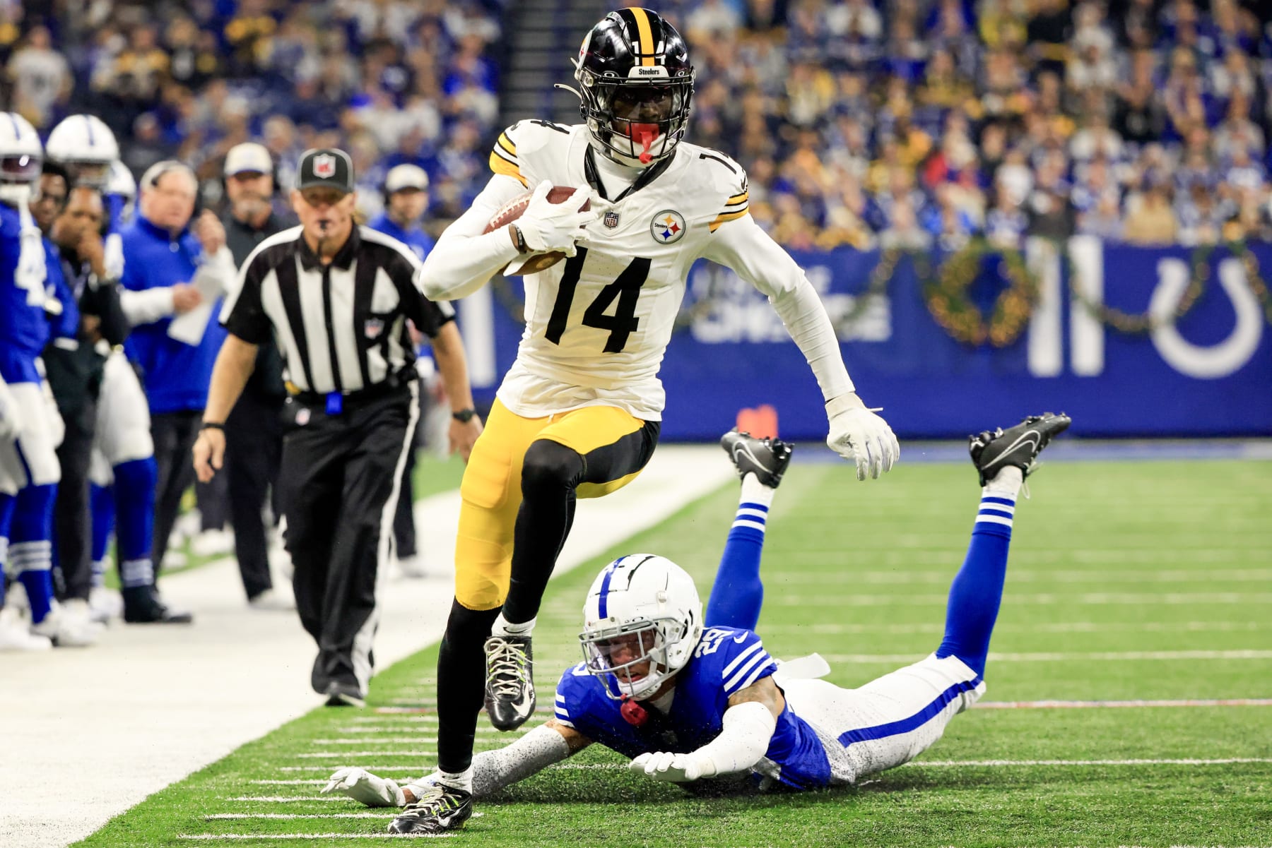 INDIANAPOLIS, INDIANA - DECEMBER 16: George Pickens #14 of the Pittsburgh Steelers runs past JuJu Brents #29 of the Indianapolis Colts during the first quarter at Lucas Oil Stadium on December 16, 2023 in Indianapolis, Indiana. (Photo by Justin Casterline/Getty Images)