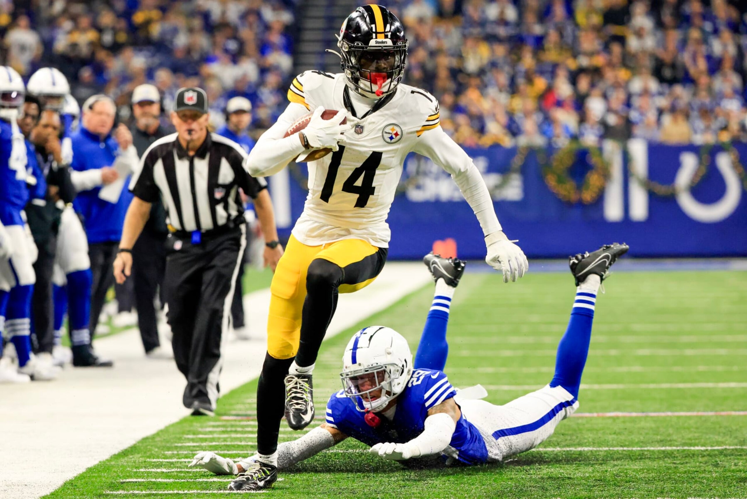 INDIANAPOLIS, INDIANA - DECEMBER 16: George Pickens #14 of the Pittsburgh Steelers runs past JuJu Brents #29 of the Indianapolis Colts during the first quarter at Lucas Oil Stadium on December 16, 2023 in Indianapolis, Indiana. (Photo by Justin Casterline/Getty Images)