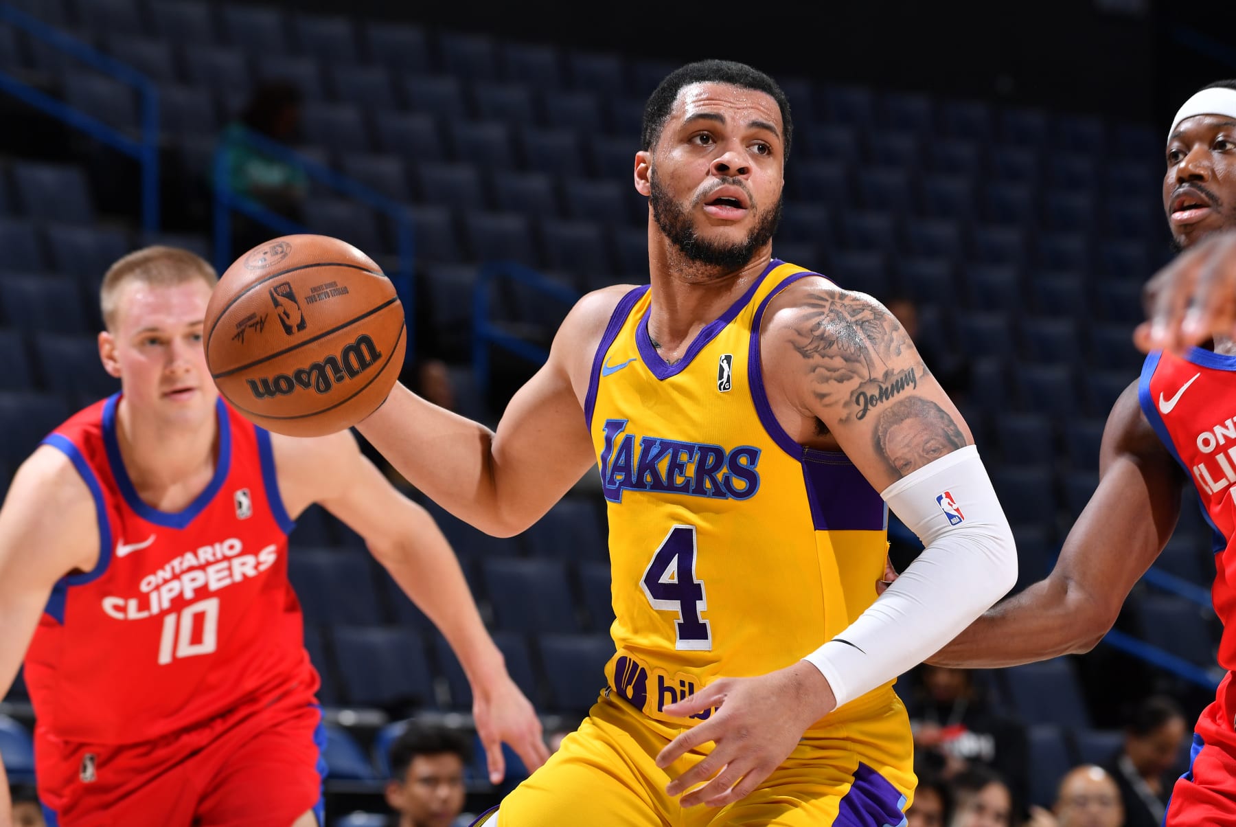ONTARIO, CA - DECEMBER 4: Quinndary Weatherspoon #4 of the South Bay Lakers handles the ball during the game against the Ontario Clippers on December 4, 2023 at Toyota Arena in Ontario, California. NOTE TO USER: User expressly acknowledges and agrees that, by downloading and/or using this photograph, User is consenting to the terms and conditions of Getty Images License Agreement. Mandatory Copyright Notice: Copyright 2023 NBAE (Photo by Juan Ocampo/NBAE via Getty Images)
