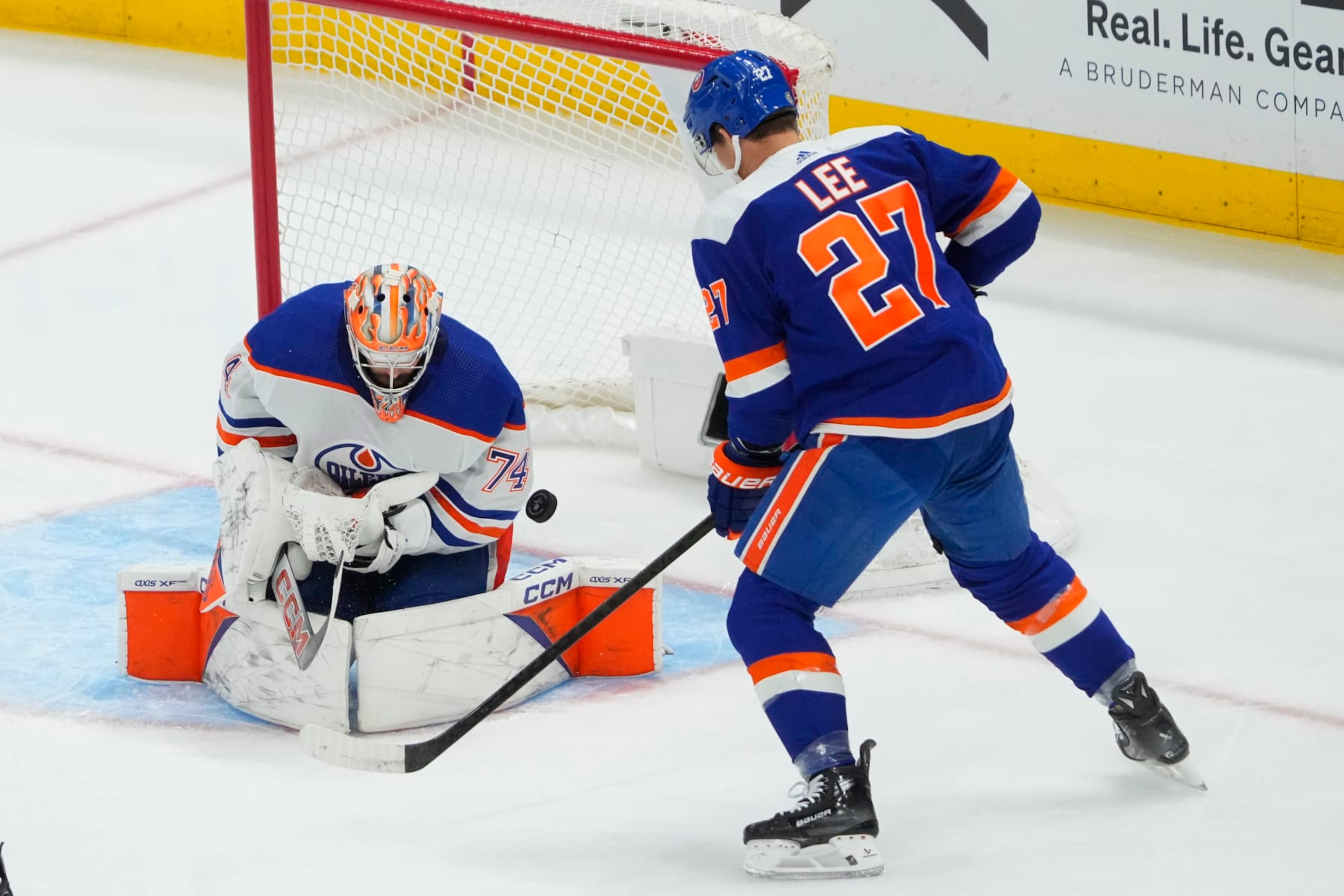 ELMONT, NY - DECEMBER 19: New York Islanders Left Wing Anders Lee (27) scores a goal on Edmonton Oilers Goalie Stuart Skinner (74) during the second period of the National Hockey League game between the Edmonton Oilers and the New York Islanders on December 19, 2023, at UBS Arena in Elmont, NY. (Photo by Gregory Fisher/Icon Sportswire via Getty Images) ELMONT, NY - DECEMBER 19: New York Islanders Left Wing Anders Lee (27) scores a goal on Edmonton Oilers Goalie Stuart Skinner (74) during the second period of the National Hockey League game between the Edmonton Oilers and the New York Islanders on December 19, 2023, at UBS Arena in Elmont, NY. (Photo by Gregory Fisher/Icon Sportswire via Getty Images)