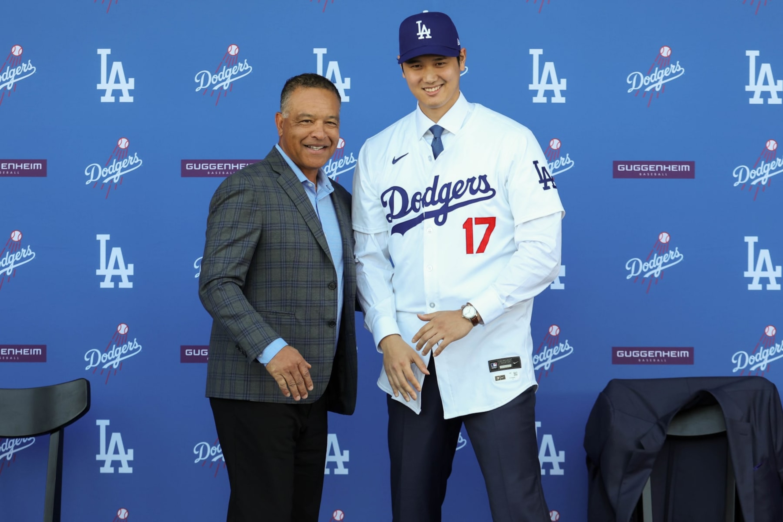 Dave Roberts (L) and Shohei Ohtani (R)