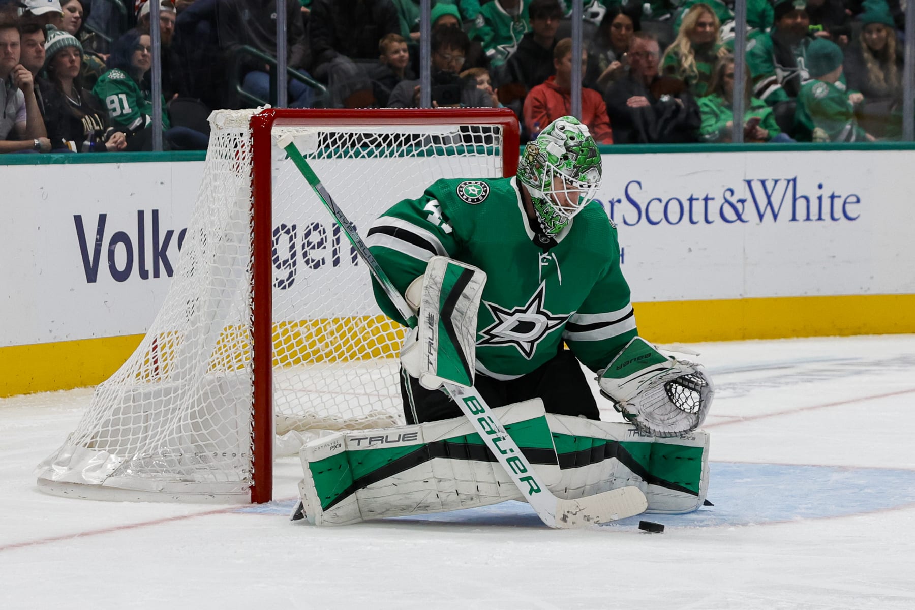 DALLAS, TX - DECEMBER 18: Dallas Stars goaltender Scott Wedgewood (41) blocks a shot during the game between the Dallas Stars and the Seattle Kraken on December 18, 2023 at American Airlines Center in Dallas, Texas. (Photo by Matthew Pearce/Icon Sportswire via Getty Images)