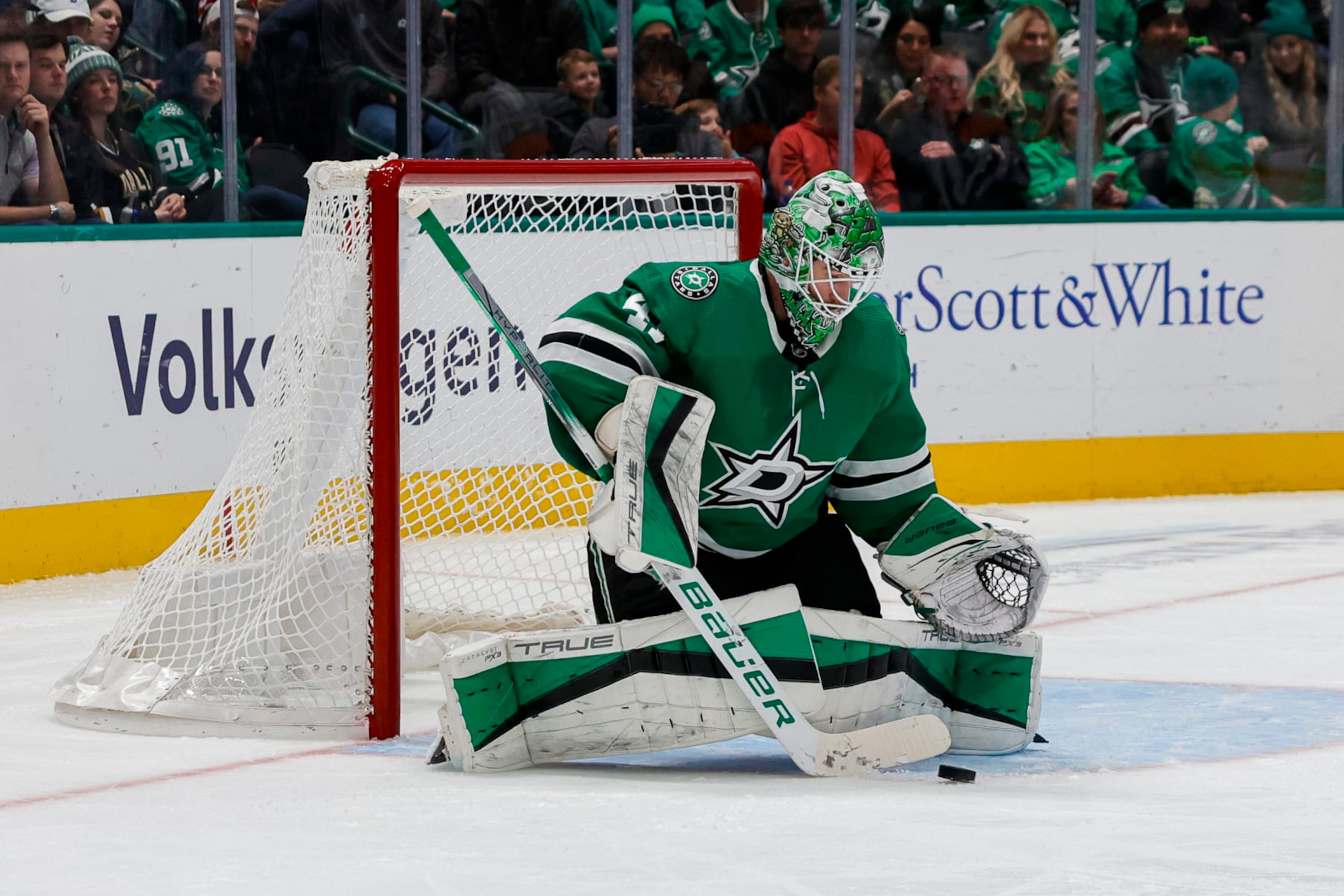 DALLAS, TX - DECEMBER 18: Dallas Stars goaltender Scott Wedgewood (41) blocks a shot during the game between the Dallas Stars and the Seattle Kraken on December 18, 2023 at American Airlines Center in Dallas, Texas. (Photo by Matthew Pearce/Icon Sportswire via Getty Images) DALLAS, TX - DECEMBER 18: Dallas Stars goaltender Scott Wedgewood (41) blocks a shot during the game between the Dallas Stars and the Seattle Kraken on December 18, 2023 at American Airlines Center in Dallas, Texas. (Photo by Matthew Pearce/Icon Sportswire via Getty Images)