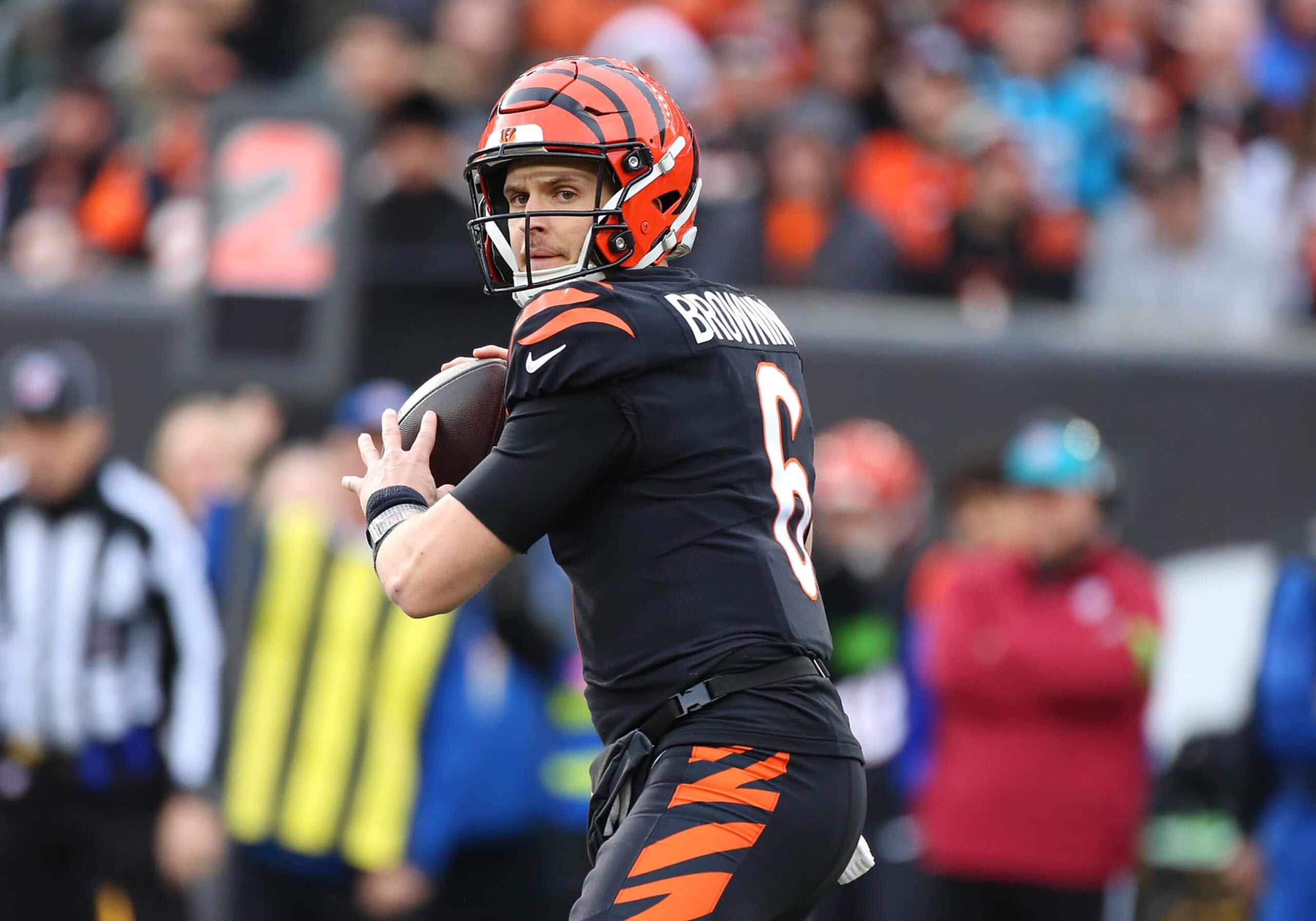 CINCINNATI, OH - DECEMBER 16: Cincinnati Bengals quarterback Jake Browning (6) in a game between the Minnesota Vikings and the Cincinnati Bengals at Paycor Stadium on Saturday, December, 16, 2023. (Photo by Jeff Moreland/Icon Sportswire via Getty Images)
