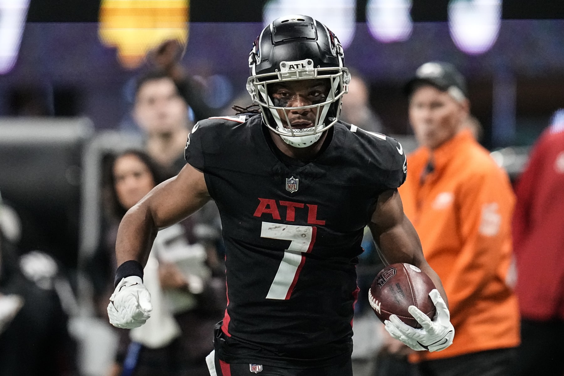 Atlanta Falcons running back Bijan Robinson (7) runs against the Tampa Bay Buccaneers during the second half of an NFL football game, Sunday, Dec. 10, 2023, in Atlanta. (AP Photo/Mike Stewart)