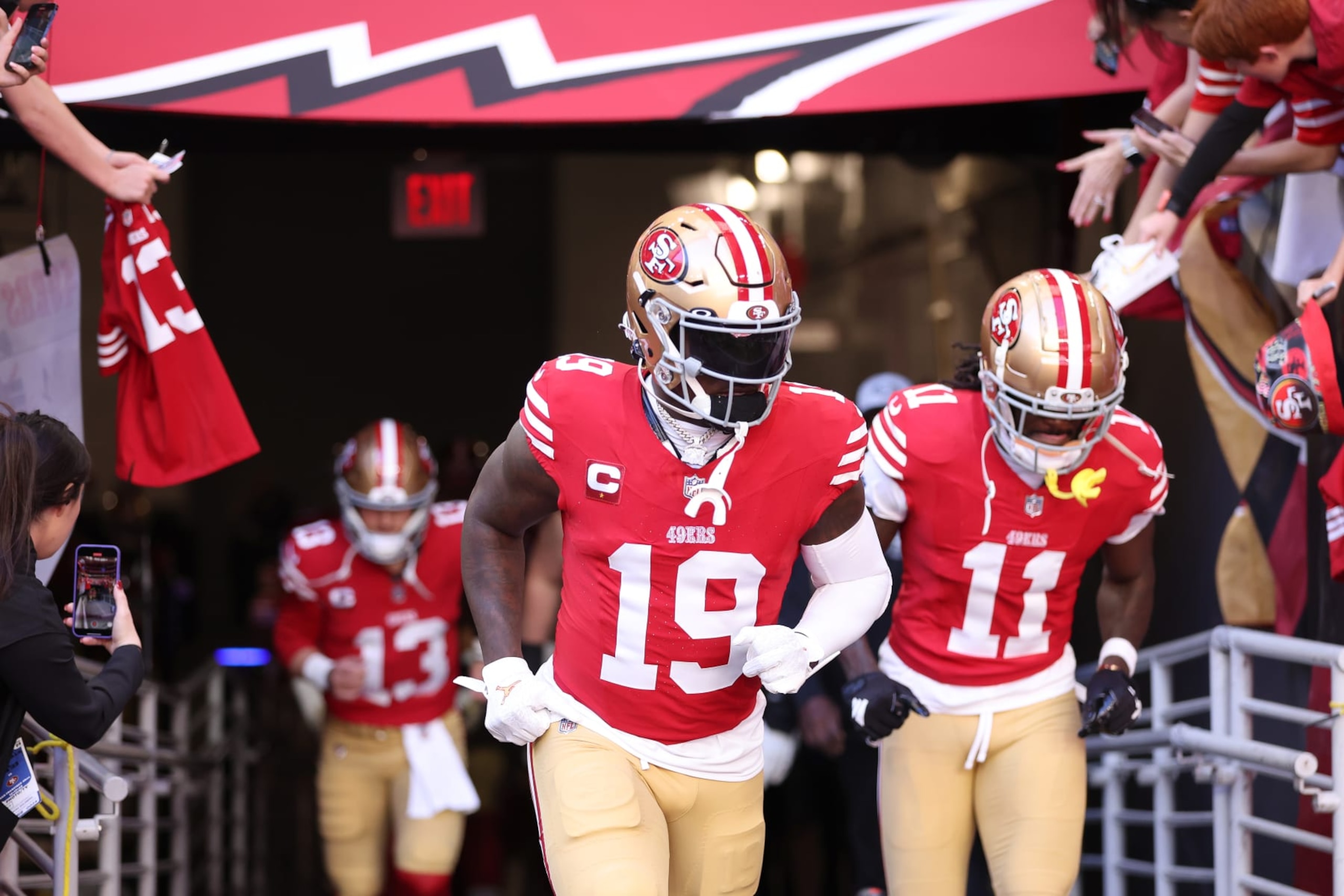 GLENDALE, ARIZONA - DECEMBER 17: Deebo Samuel #19 of the San Francisco 49ers takes to the field prior to a game \aari at State Farm Stadium on December 17, 2023 in Glendale, Arizona. (Photo by Christian Petersen/Getty Images)