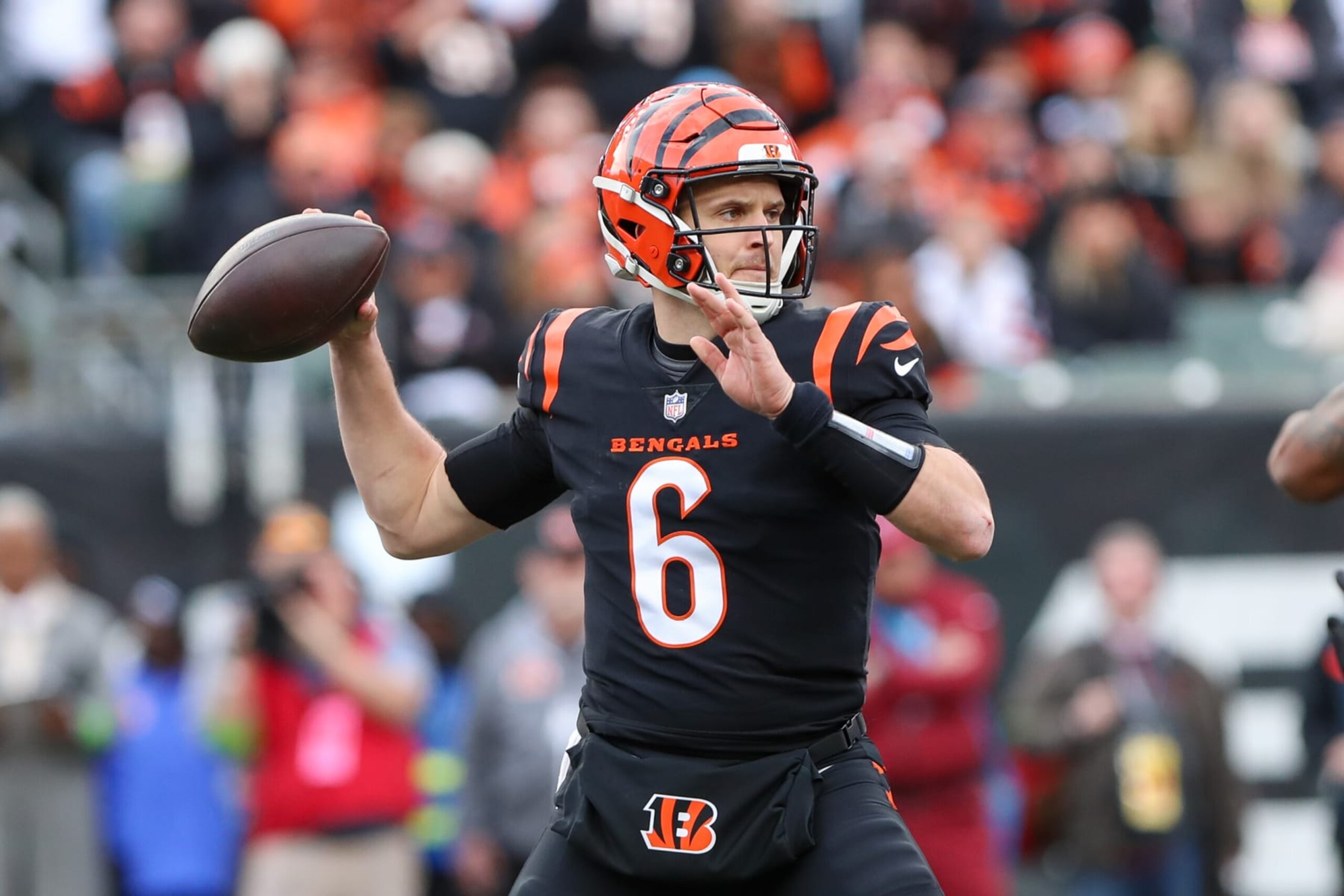 CINCINNATI, OH - DECEMBER 16: Cincinnati Bengals quarterback Jake Browning (6) passes the ball during the game against the Minnesota Vikings and the Cincinnati Bengals on December 16, 2023, at Paycor Stadium in Cincinnati, OH. (Photo by Ian Johnson/Icon Sportswire via Getty Images)