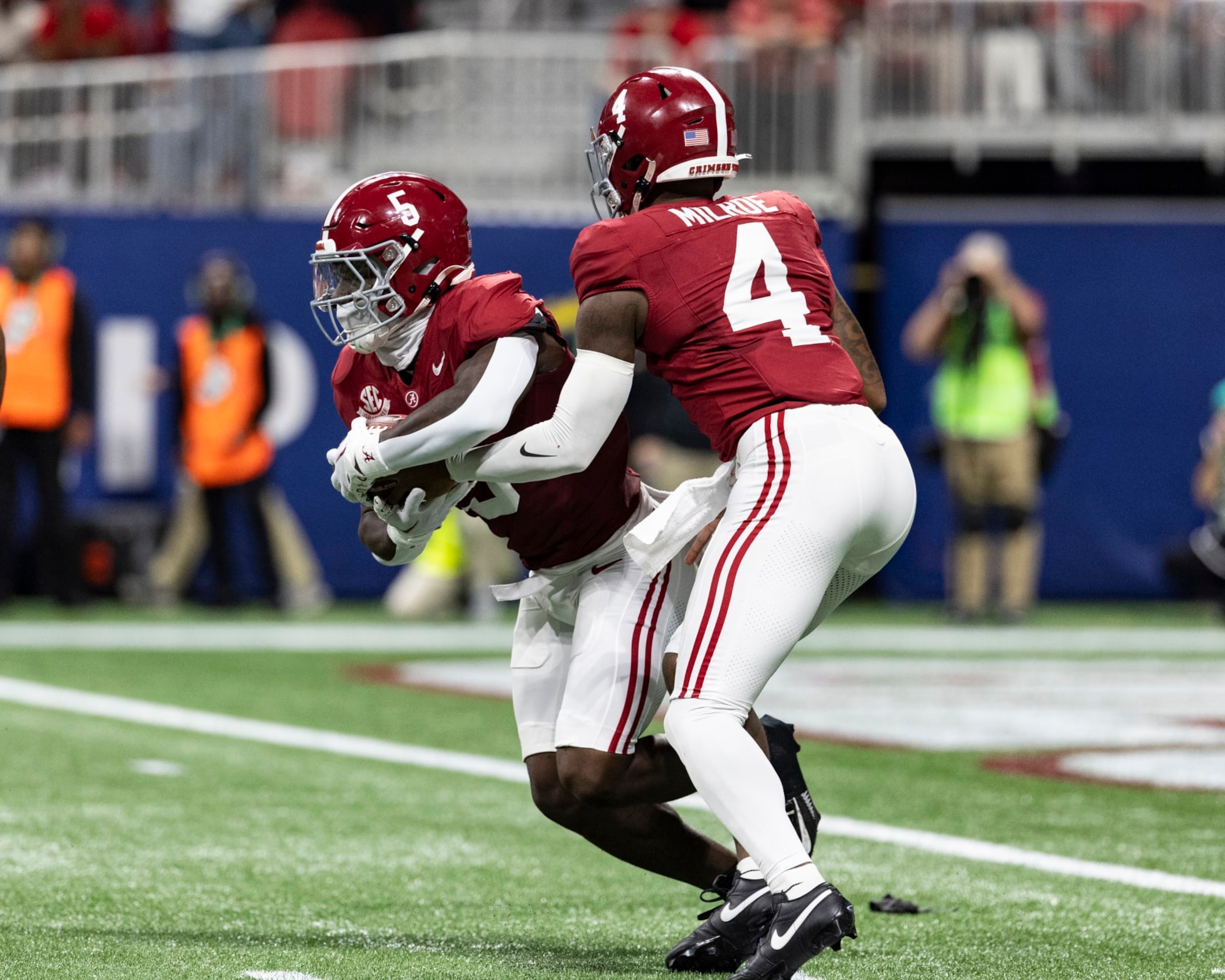 ATLANTA, GEORGIA - DECEMBER 2: Jalen Milroe #4 hands the ball off to Roydell Williams #5 of the Alabama Crimson Tide during a game between University of Georgia and University of Alabama at Mercedes-Benz Stadium on December 2, 2023 in Atlanta, Georgia. (Photo by Steve Limentani/ISI Photos/Getty Images) ATLANTA, GEORGIA - DECEMBER 2: Jalen Milroe #4 hands the ball off to Roydell Williams #5 of the Alabama Crimson Tide during a game between University of Georgia and University of Alabama at Mercedes-Benz Stadium on December 2, 2023 in Atlanta, Georgia. (Photo by Steve Limentani/ISI Photos/Getty Images)
