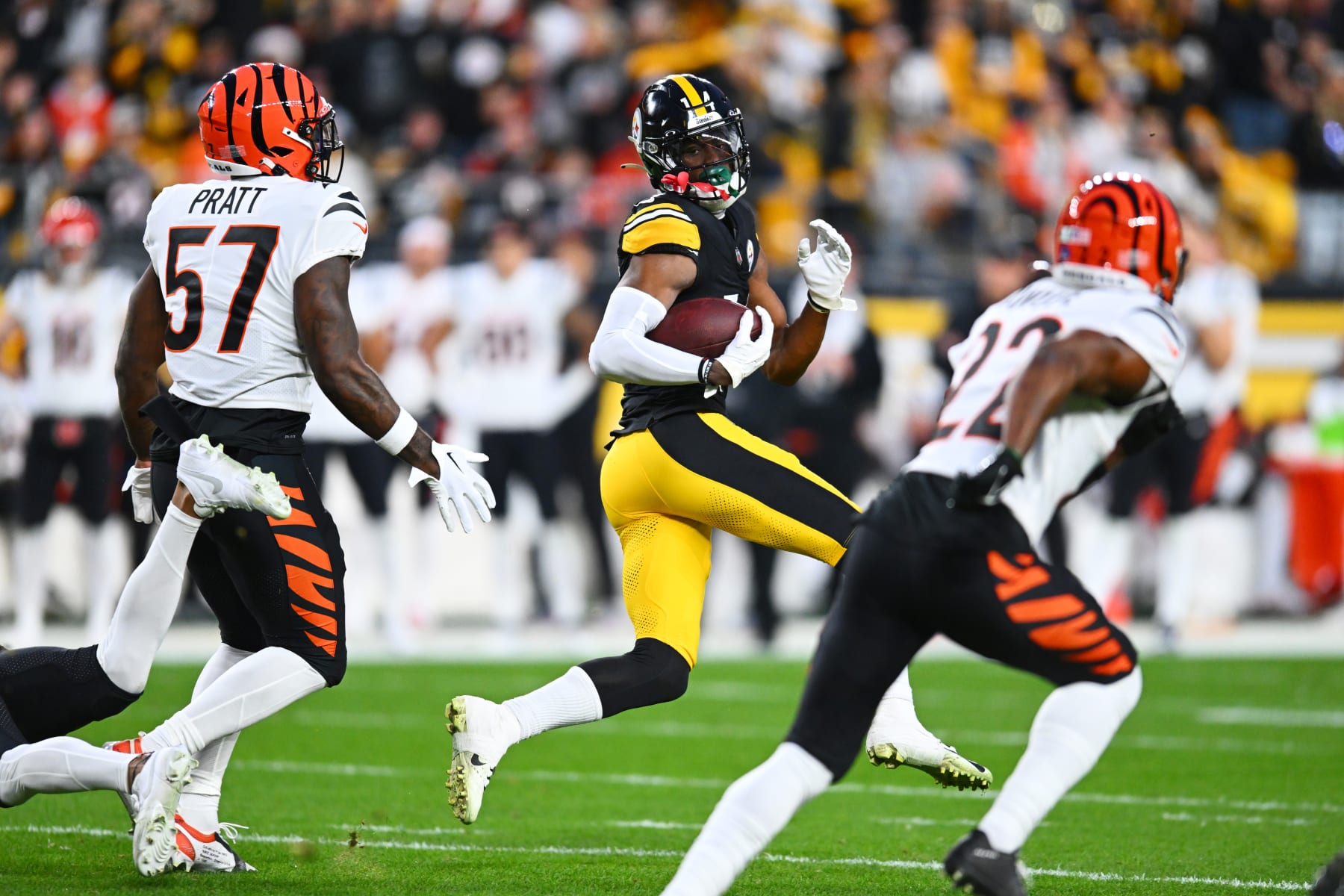 PITTSBURGH, PENNSYLVANIA - DECEMBER 23: George Pickens #14 of the Pittsburgh Steelers runs with the ball after completing a catch for a touchdown during the first quarter of a game against the Cincinnati Bengals at Acrisure Stadium on December 23, 2023 in Pittsburgh, Pennsylvania. (Photo by Joe Sargent/Getty Images)