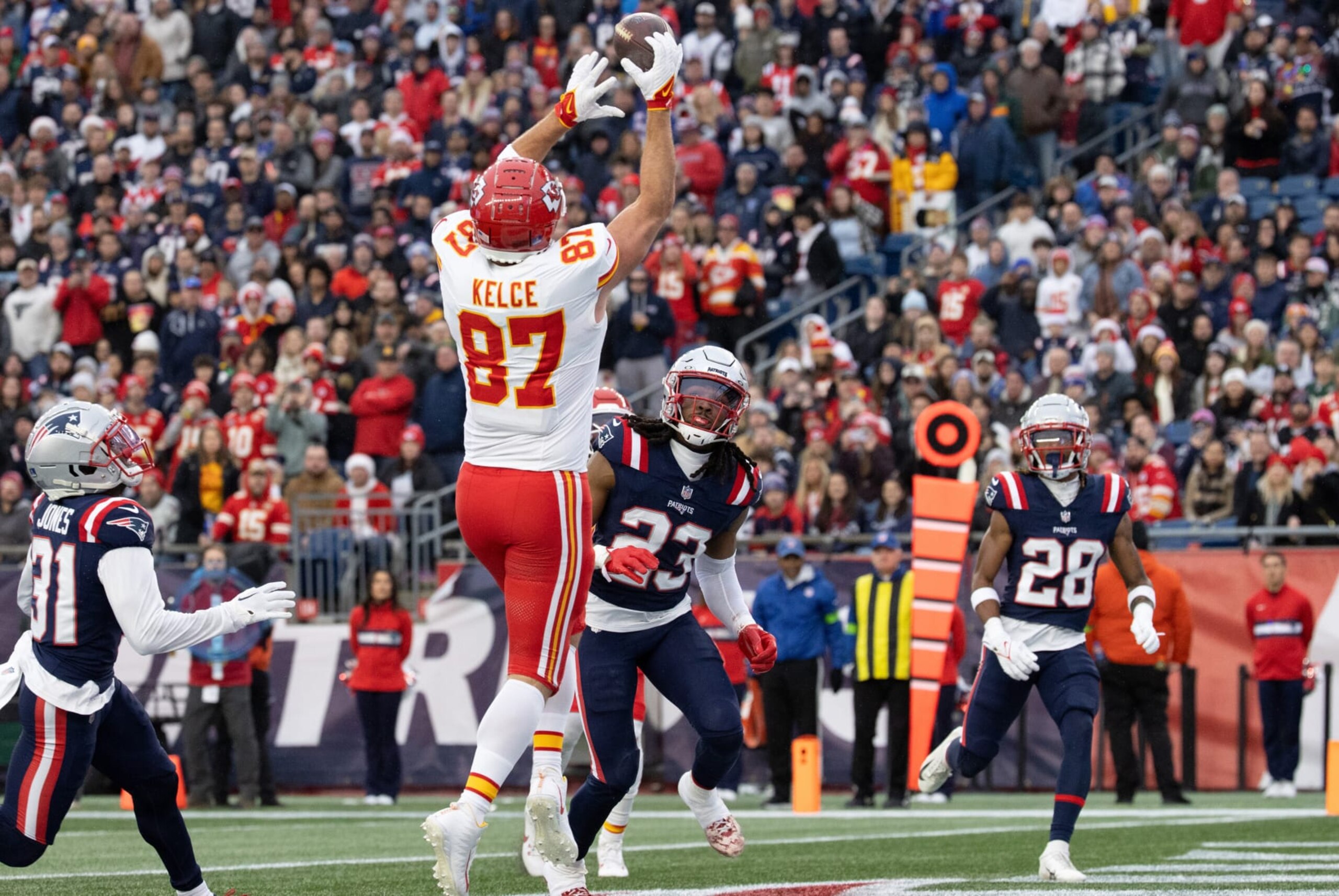 FOXBOROUGH, MA - DECEMBER 17: Kansas City Chiefs tight end Travis Kelce (87) rises for a catch during a game between the New England Patriots and the Kansas City Chiefs on December 17, 2023, at Gillette Stadium in Foxborough, Massachusetts. (Photo by Fred Kfoury III/Icon Sportswire via Getty Images) FOXBOROUGH, MA - DECEMBER 17: Kansas City Chiefs tight end Travis Kelce (87) rises for a catch during a game between the New England Patriots and the Kansas City Chiefs on December 17, 2023, at Gillette Stadium in Foxborough, Massachusetts. (Photo by Fred Kfoury III/Icon Sportswire via Getty Images)