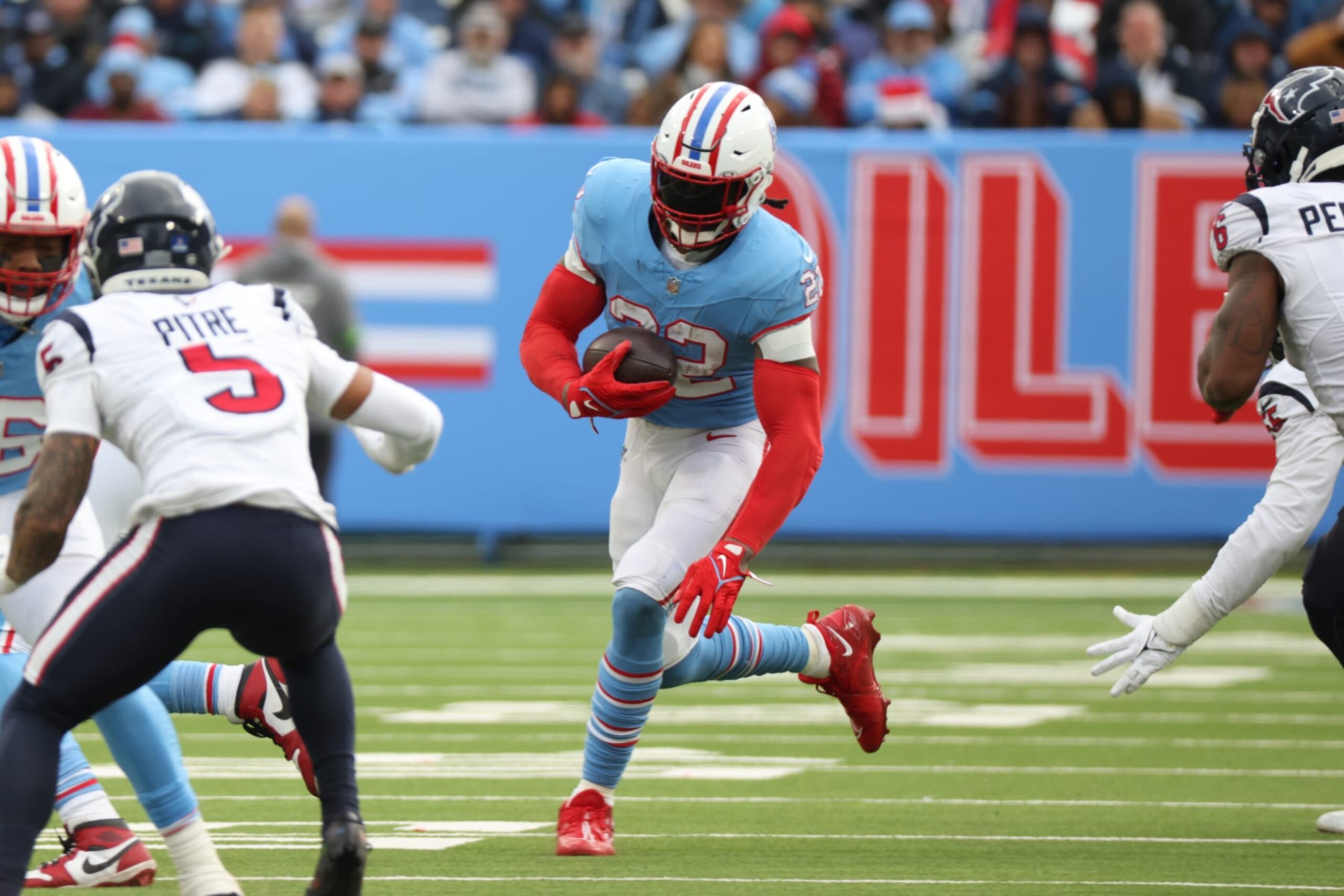 NASHVILLE, TN - DECEMBER 17: Tennessee Titans running back Derrick Henry (22) runs the ball during a game between the Tennessee Titans and Houston Texans, December 17, 2023 at Nissan Stadium in Nashville, Tennessee. (Photo by Matthew Maxey/Icon Sportswire via Getty Images) NASHVILLE, TN - DECEMBER 17: Tennessee Titans running back Derrick Henry (22) runs the ball during a game between the Tennessee Titans and Houston Texans, December 17, 2023 at Nissan Stadium in Nashville, Tennessee. (Photo by Matthew Maxey/Icon Sportswire via Getty Images)