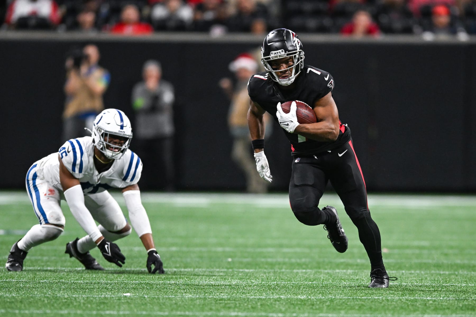 ATLANTA, GA  DECEMBER 24:  Atlanta running back Bijan Robinson (7) runs the ball during the NFL game between the Indianapolis Colts and the Atlanta Falcons on December 24th, 2023 at Mercedes-Benz Stadium in Atlanta, GA.  (Photo by Rich von Biberstein/Icon Sportswire via Getty Images)
