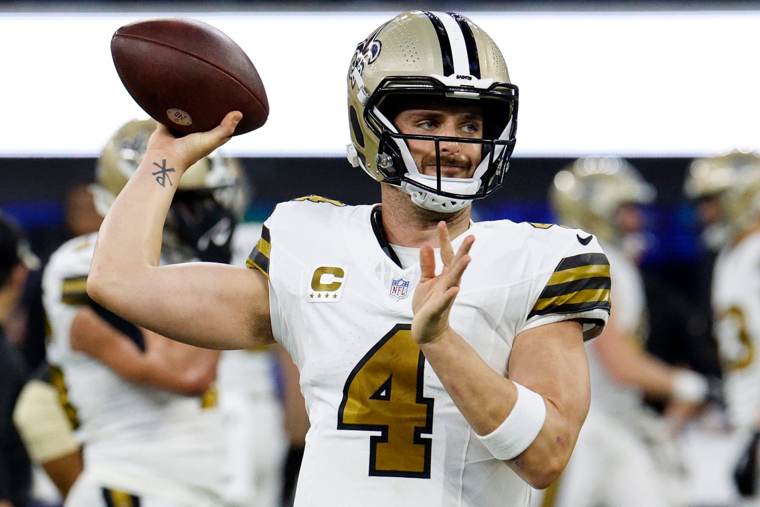 INGLEWOOD, CALIFORNIA - DECEMBER 21: Derek Carr #4 of the New Orleans Saints warms up prior to the game against the Los Angeles Rams at SoFi Stadium on December 21, 2023 in Inglewood, California. (Photo by Kevork Djansezian/Getty Images)