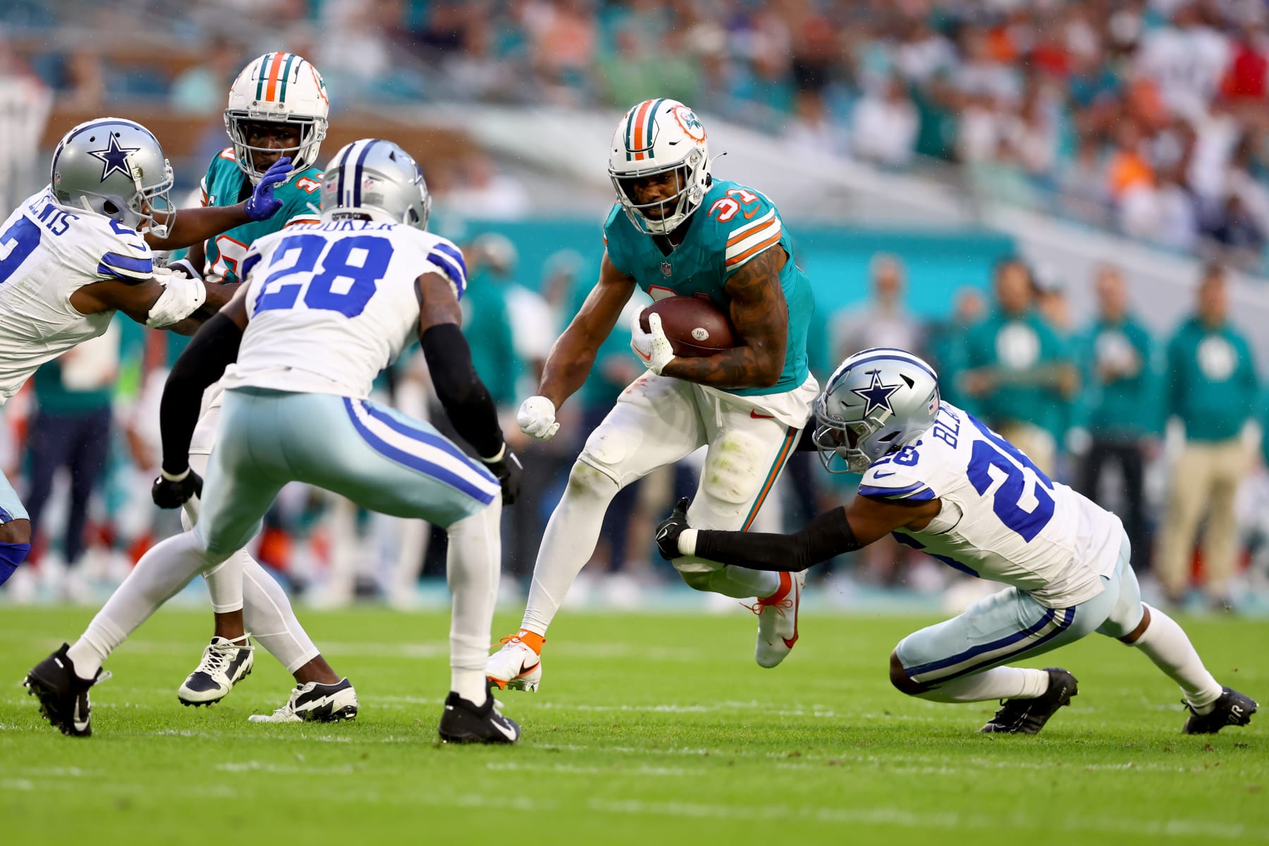 Dolphins RB Raheem Mostert runs against the Cowboys