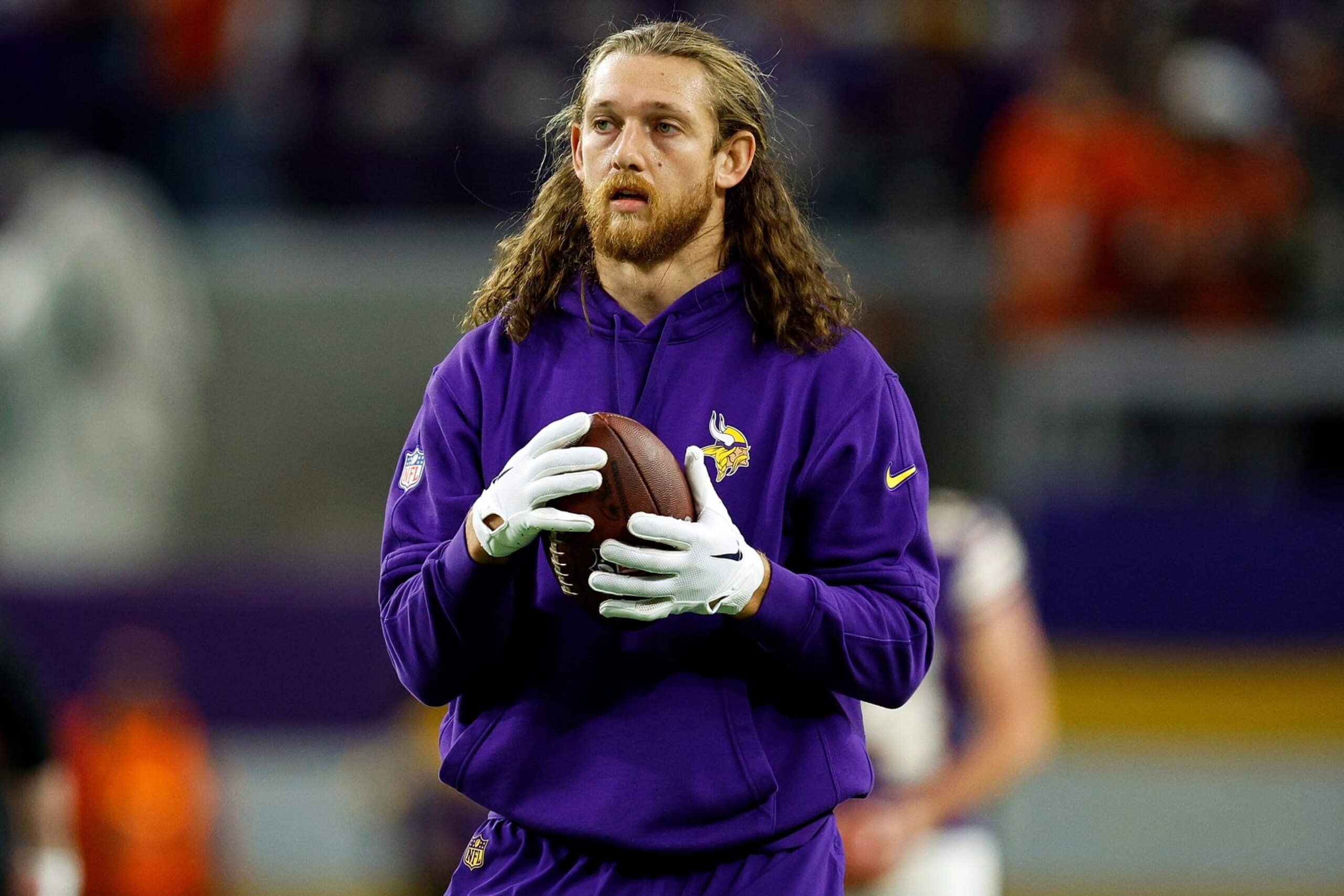 MINNEAPOLIS, MINNESOTA - NOVEMBER 27: T.J. Hockenson #87 of the Minnesota Vikings warms up prior to the start of the game against the Chicago Bears at U.S. Bank Stadium on November 27, 2023 in Minneapolis, Minnesota. The Bears defeated the Vikings 12-10. (Photo by David Berding/Getty Images)