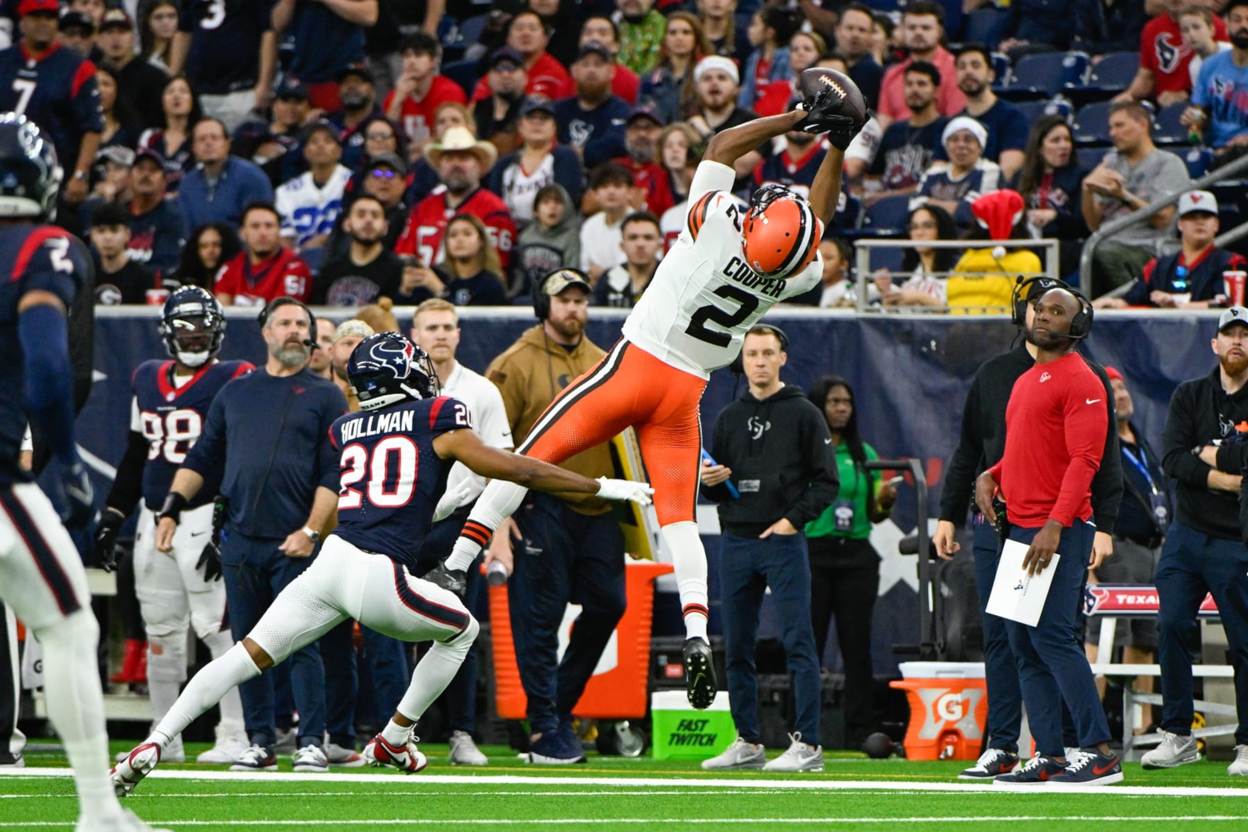 HOUSTON, TX - DECEMBER 24: Cleveland Browns wide receiver Amari Cooper (2) extends for a first half pass reception as Houston Texans cornerback Ka'dar Hollman (20) defends during the football game between the Cleveland Browns and Houston Texans at NRG Stadium on December 24, 2023 in Houston, Texas. (Photo by Ken Murray/Icon Sportswire via Getty Images)