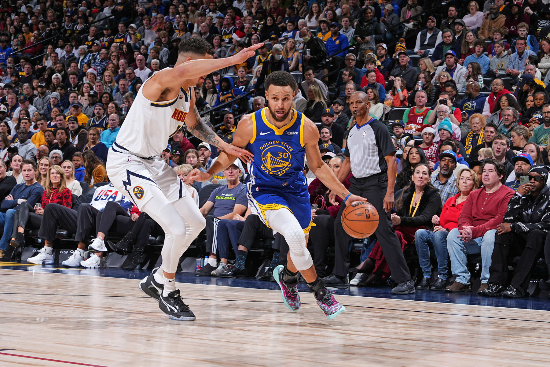 DENVER, CO - DECEMBER 25: Stephen Curry #30 of the Golden State Warriors dribbles the ball during the game against the Denver Nuggets on December 25, 2023 at the Ball Arena in Denver, Colorado. NOTE TO USER: User expressly acknowledges and agrees that, by downloading and/or using this Photograph, user is consenting to the terms and conditions of the Getty Images License Agreement. Mandatory Copyright Notice: Copyright 2023 NBAE (Photo by Garrett Ellwood/NBAE via Getty Images)