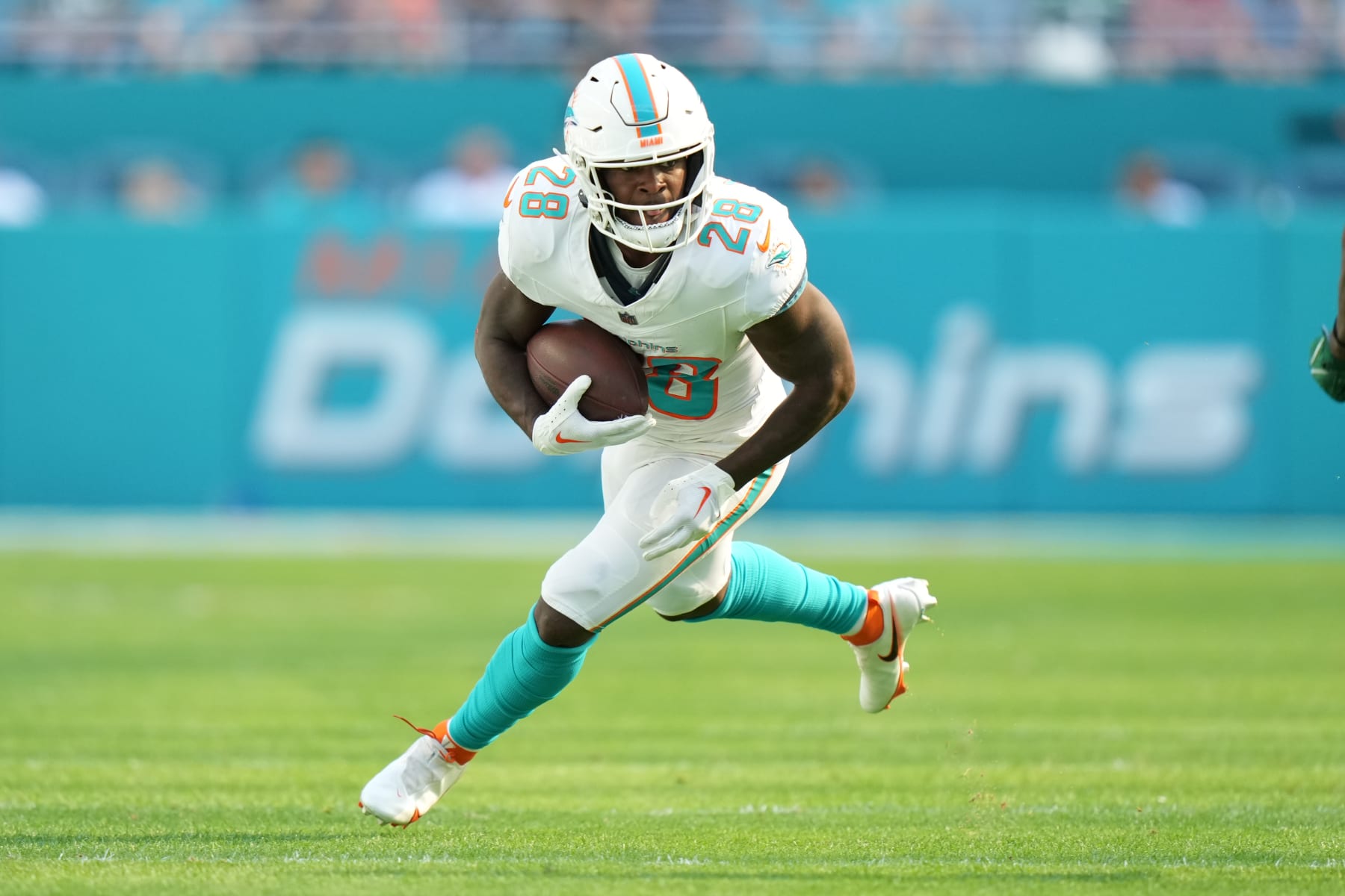 MIAMI GARDENS, FL - DECEMBER 17: Miami Dolphins running back De'Von Achane (28) runs after a catch during the game between the New York Jets and the Miami Dolphins on Sunday, December 17, 2023 at Hard Rock Stadium, Hard Rock Stadium, Fla. (Photo by Peter Joneleit/Icon Sportswire via Getty Images)
