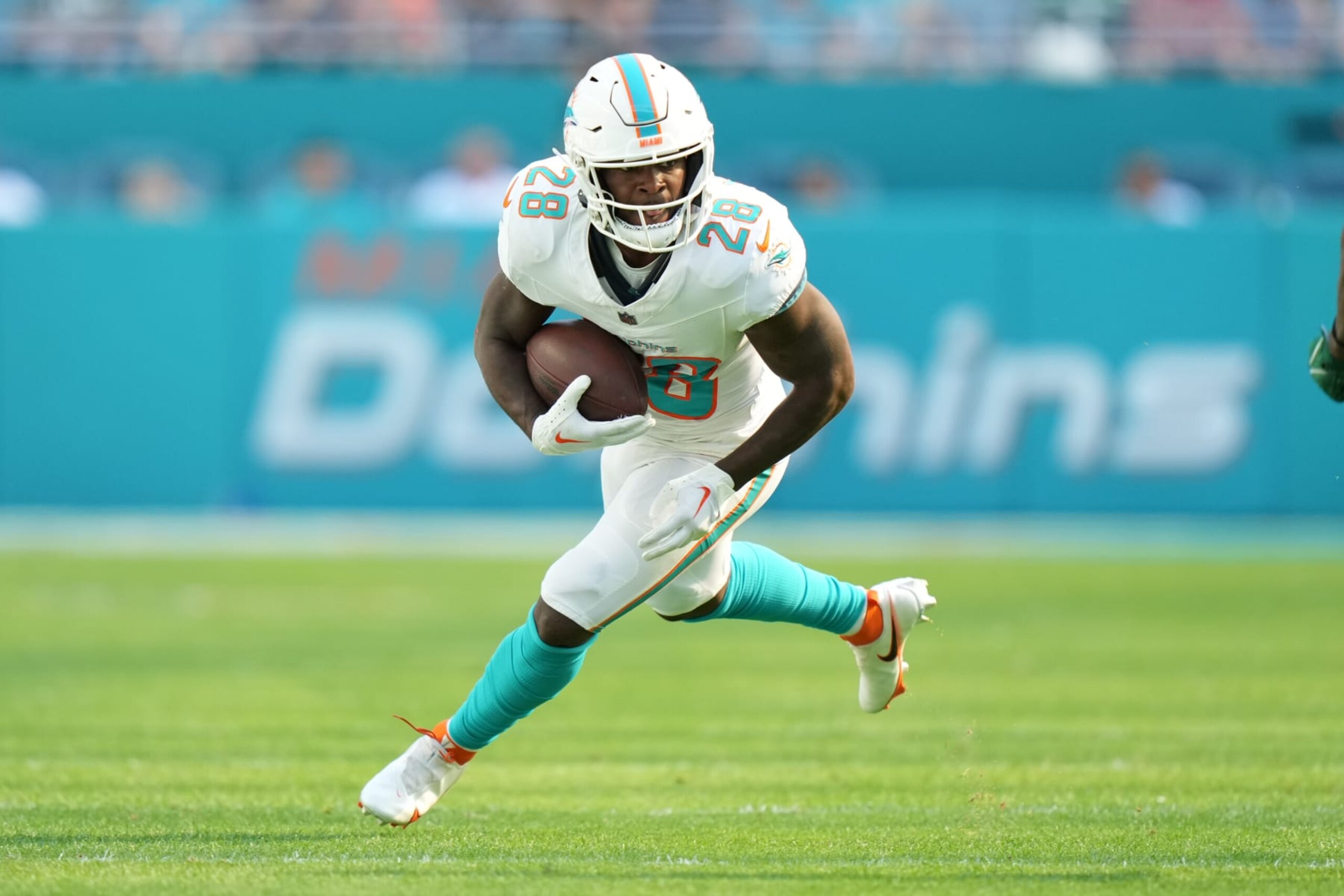MIAMI GARDENS, FL - DECEMBER 17: Miami Dolphins running back De'Von Achane (28) runs after a catch during the game between the New York Jets and the Miami Dolphins on Sunday, December 17, 2023 at Hard Rock Stadium, Hard Rock Stadium, Fla. (Photo by Peter Joneleit/Icon Sportswire via Getty Images)