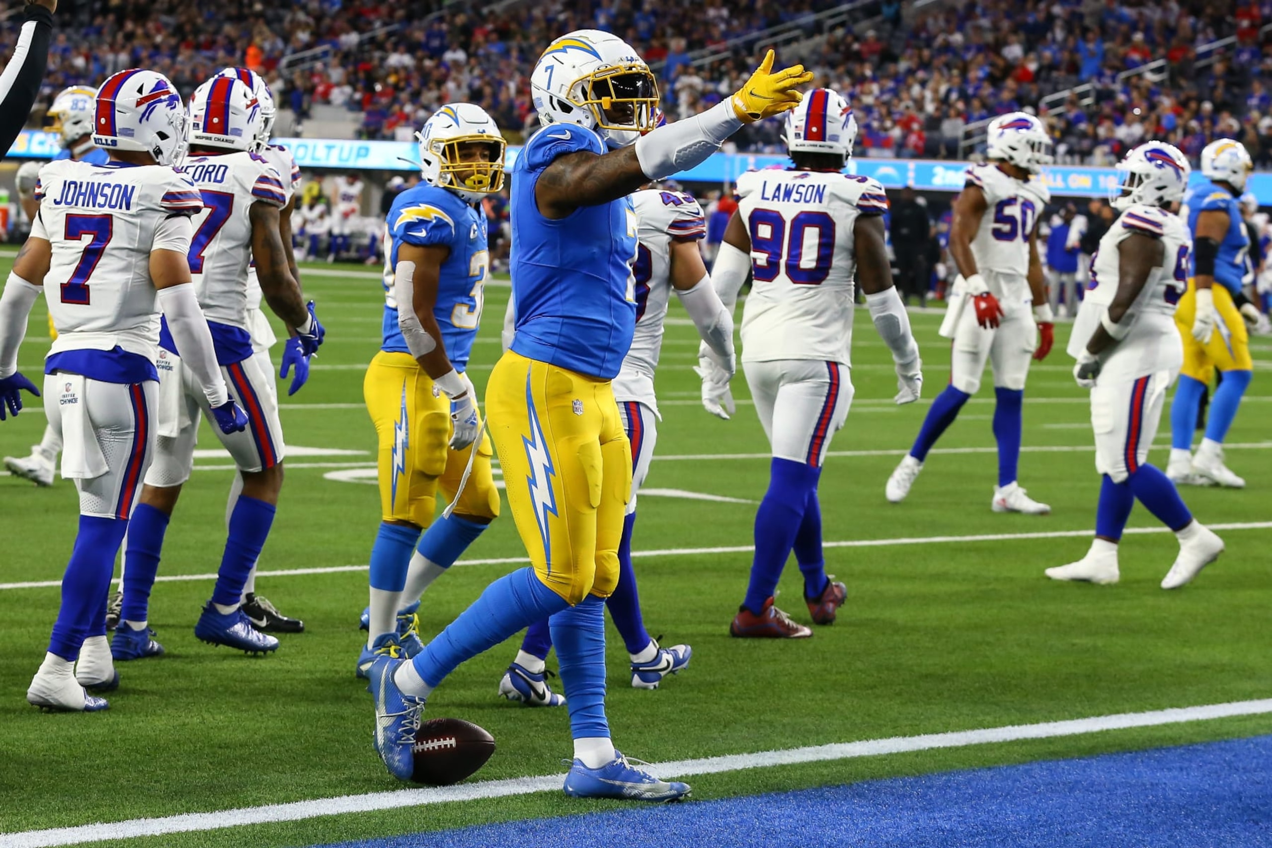 INGLEWOOD, CA - DECEMBER 23: Los Angeles Chargers tight end Gerald Everett (7) signals first down during the NFL game between the Buffalo Bills and the Los Angeles Chargers on December 23, 2023, at SoFi Stadium in Inglewood, CA. (Photo by Jevone Moore/Icon Sportswire via Getty Images)