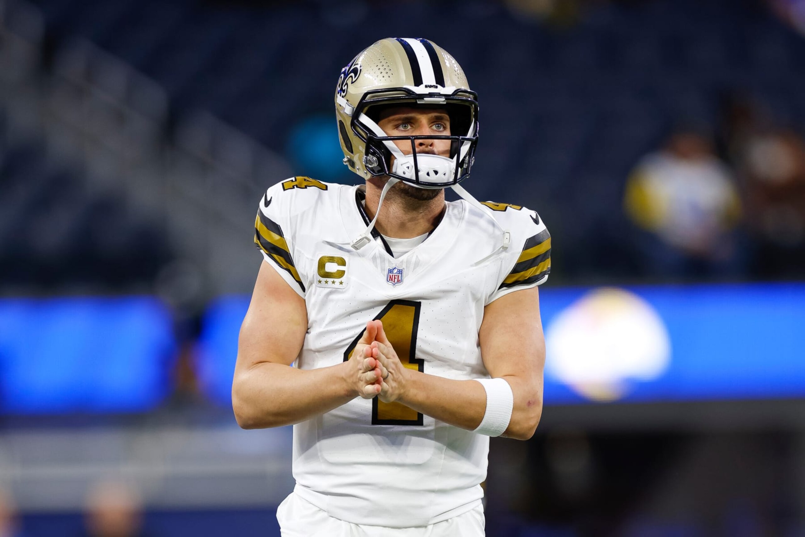 INGLEWOOD, CA - DECEMBER 21: New Orleans Saints quarterback Derek Carr (4) warms up prior to an NFL regular season game between the New Orleans Saints and the Los Angeles Rams on December 21, 2023, at SoFi Stadium in Inglewood, CA. (Photo by Brandon Sloter/Icon Sportswire via Getty Images)