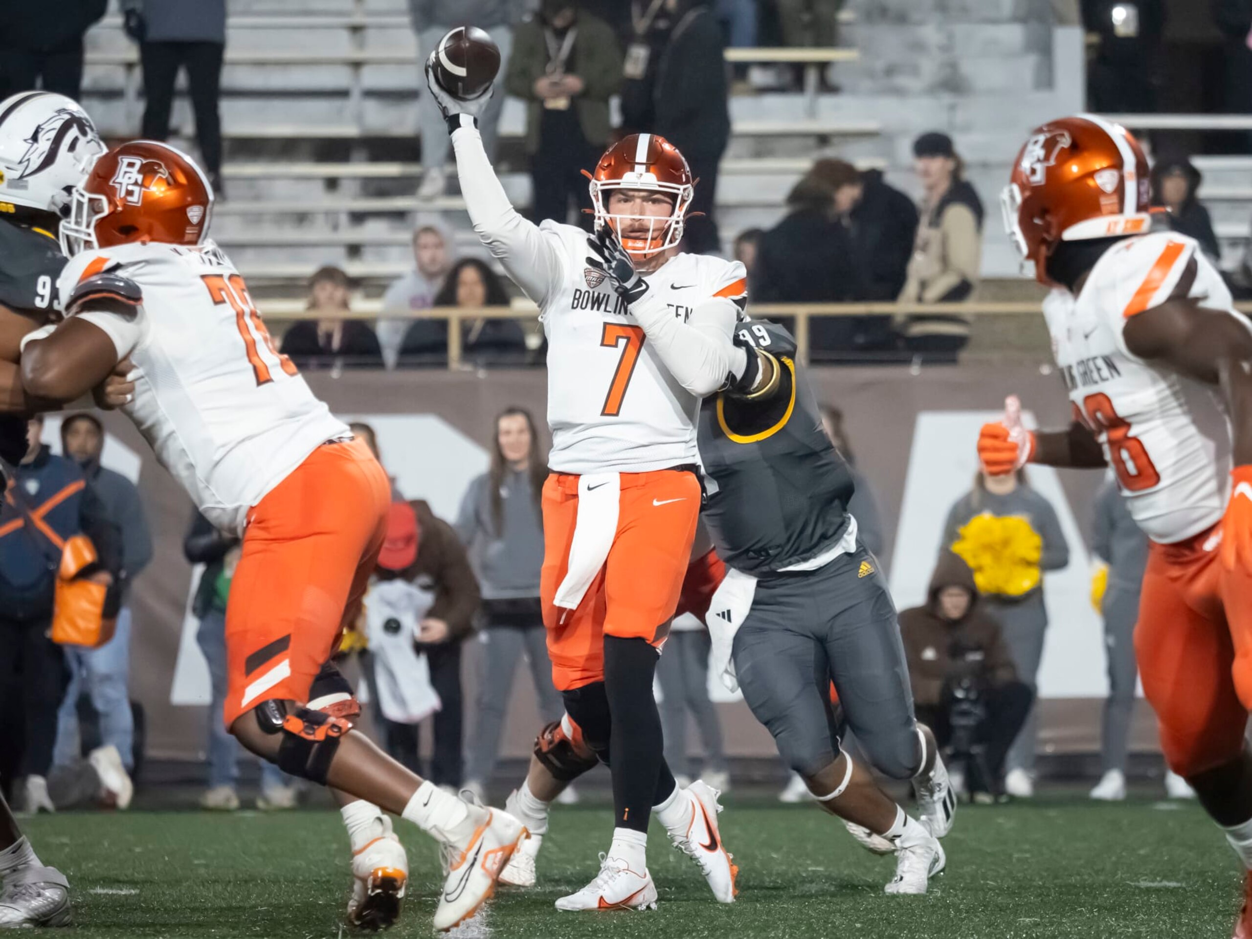 KALAMAZOO, MI - NOVEMBER 21: Bowling Green Falcons quarterback Connor Bazelak (7) passes the ball to his teammate during the college football game between the Ball State Cardinals and Western Michigan Broncos on November 21, 2023, at Waldo Stadium in Kalamazoo, MI. (Photo by Joseph Weiser/Icon Sportswire via Getty Images)