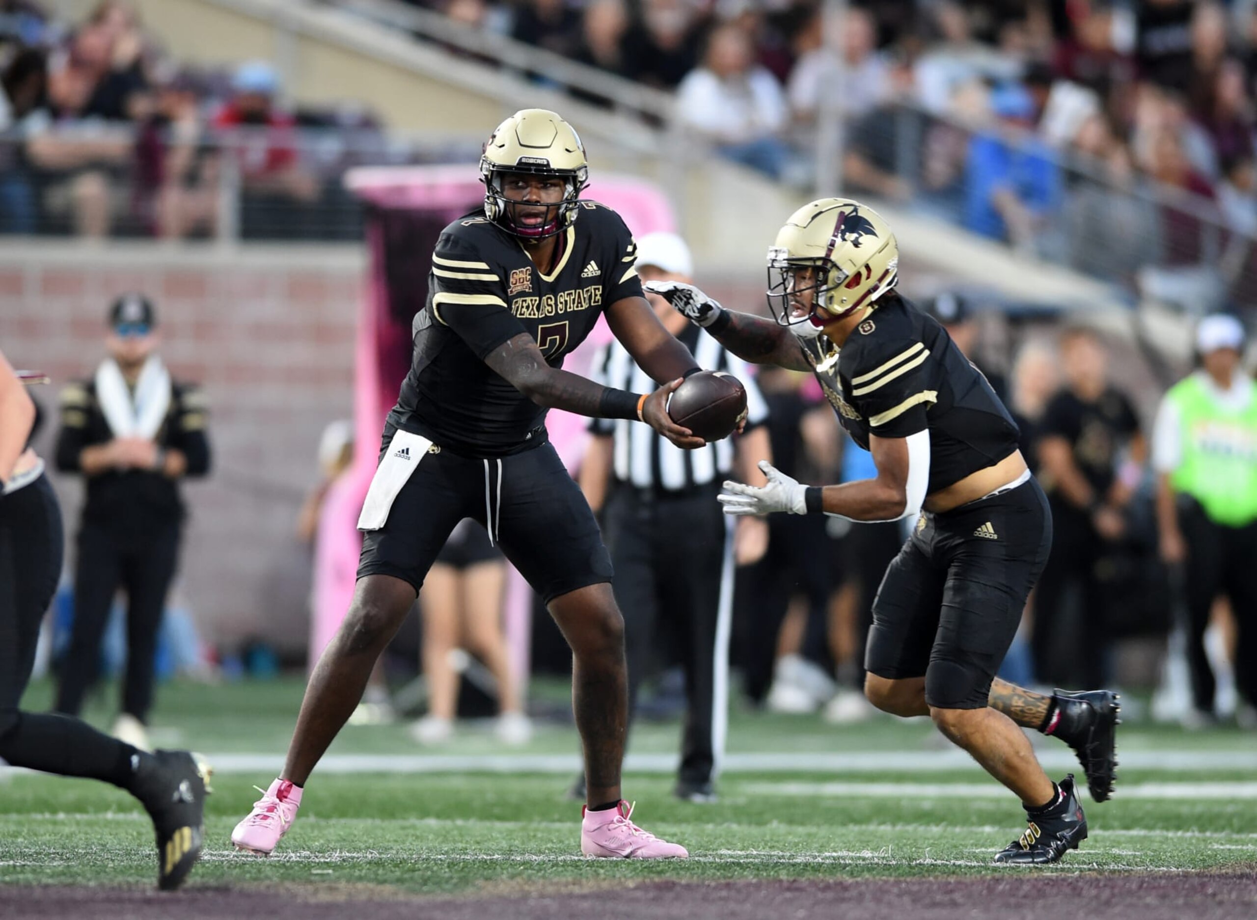 SAN MARCOS, TX - OCTOBER 14: Texas State Bobcats QB T. J. Finley (7) hands off to RB Donerio Davenport (8) during Sun Belt Conference game featuring the University of Louisiana Monroe Warhawks and the Texas State Bobcats on October 14, 2023 at Jim Wacker Field at Bobcat Stadium in San Marcos, TX. (Photo by John Rivera/Icon Sportswire via Getty Images)