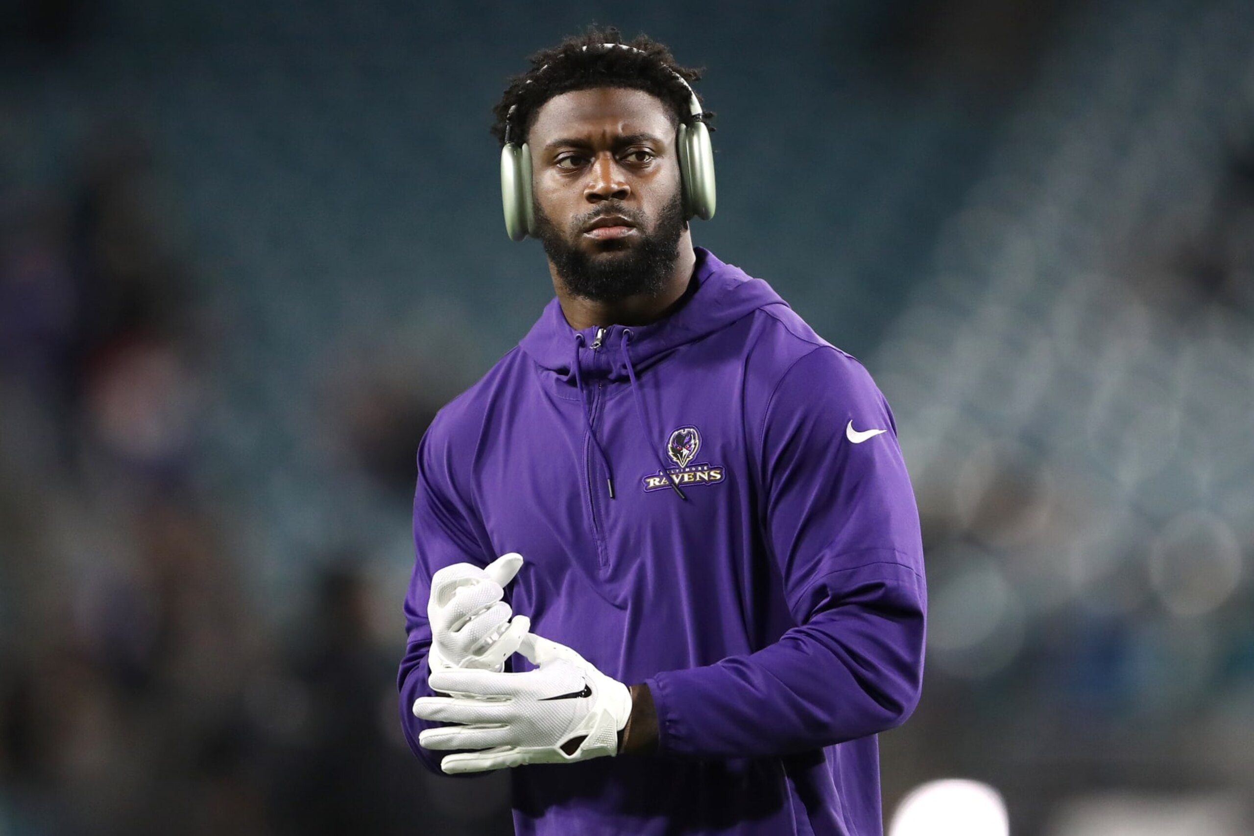 JACKSONVILLE, FLORIDA - DECEMBER 17: Patrick Queen #6 of the Baltimore Ravens warms up before a game against the Jacksonville Jaguars at EverBank Stadium on December 17, 2023 in Jacksonville, Florida. (Photo by Courtney Culbreath/Getty Images)