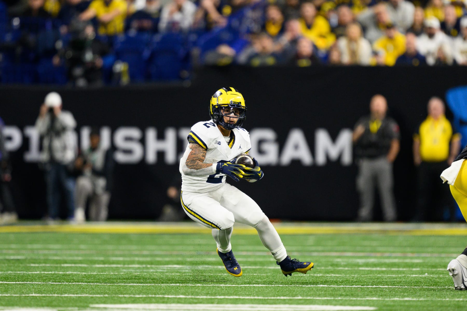 INDIANAPOLIS, IN - DECEMBER 02: Michigan Wolverines running back Blake Corum (2) runs to the outside during the Big 10 Championship game between the Michigan Wolverines and Iowa Hawkeyes on December 2, 2023, at Lucas Oil Stadium in Indianapolis, IN. (Photo by Zach Bolinger/Icon Sportswire via Getty Images)