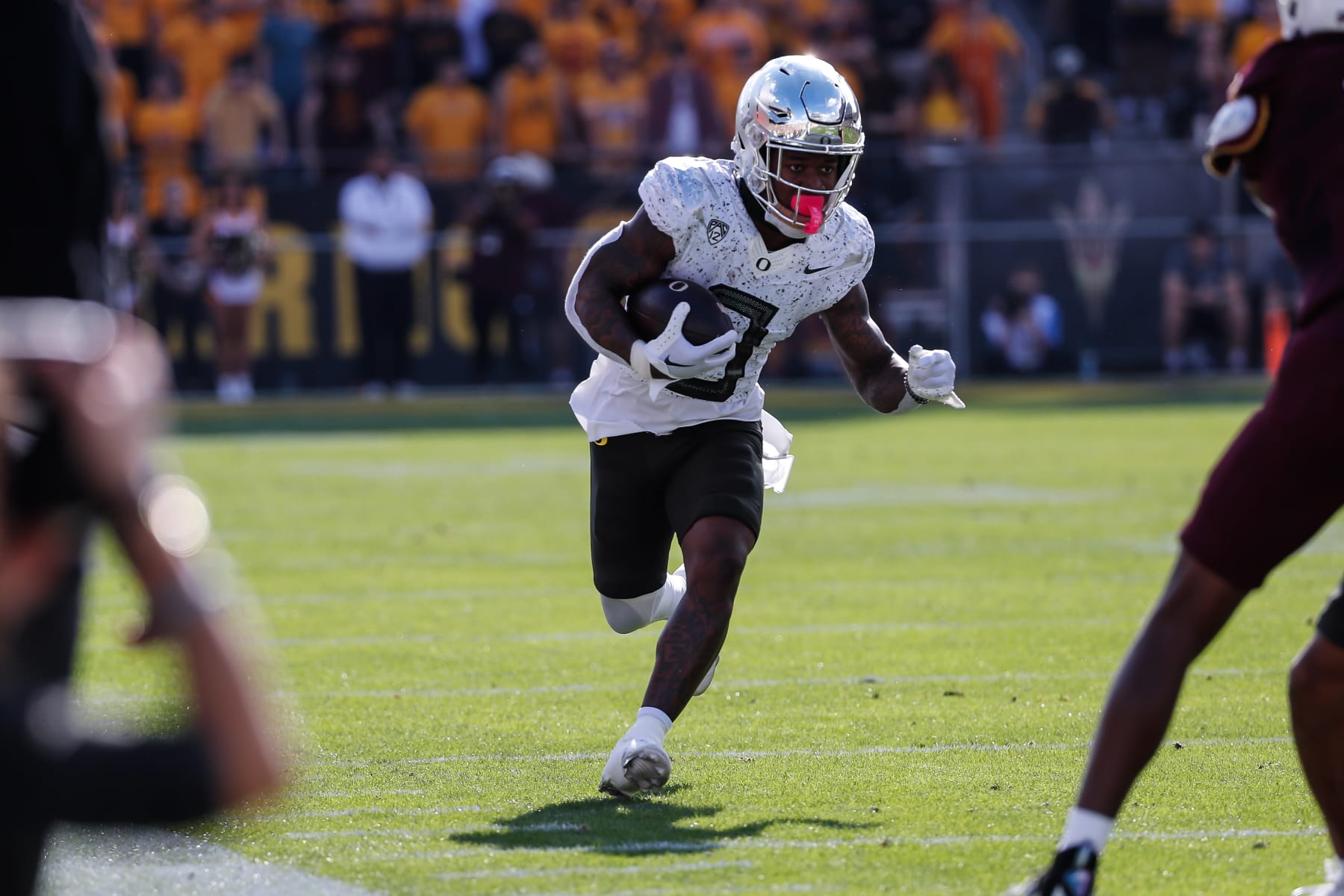 TEMPE, AZ - NOVEMBER 18: Oregon Ducks running back Bucky Irving (0) runs the ball during the college football game between the Oregon Ducks and the Arizona State Sun Devils on November 18, 2023 at Mountain America Stadium in Tempe, Arizona. (Photo by Kevin Abele/Icon Sportswire via Getty Images)