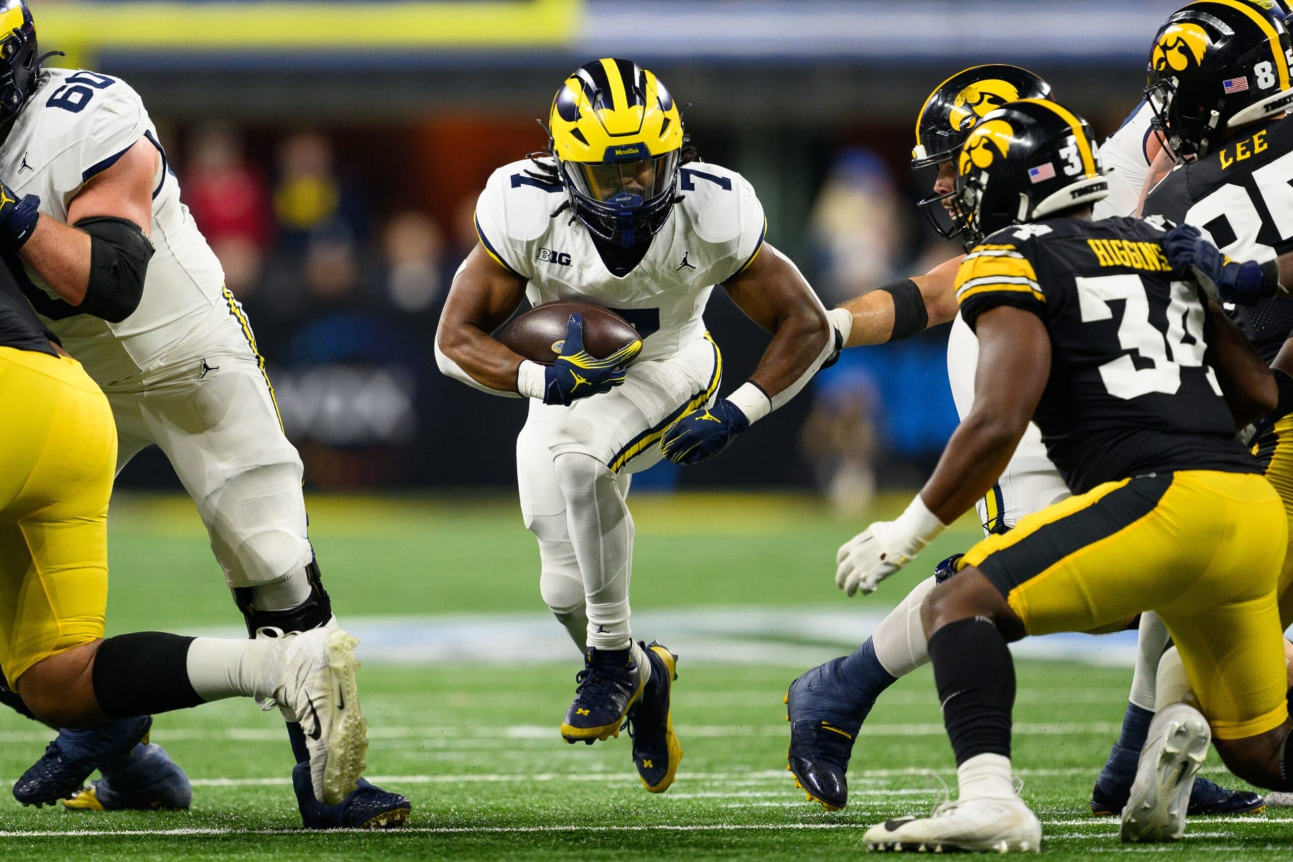 INDIANAPOLIS, IN - DECEMBER 02: Michigan Wolverines running back Donovan Edwards (7) runs up the middle during the Big 10 Championship game between the Michigan Wolverines and Iowa Hawkeyes on December 2, 2023, at Lucas Oil Stadium in Indianapolis, IN. (Photo by Zach Bolinger/Icon Sportswire via Getty Images)
