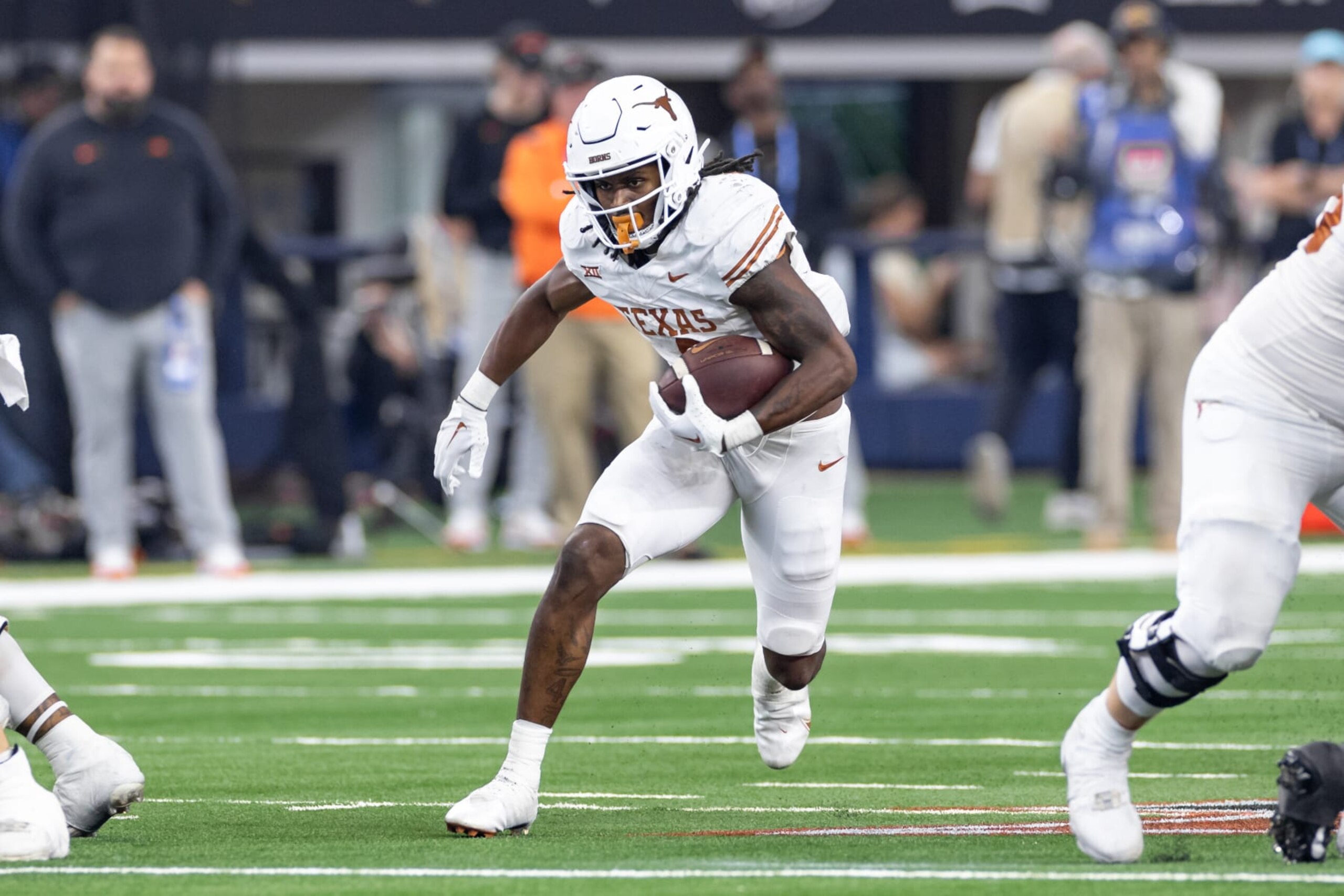 ARLINGTON, TX - DECEMBER 02: Texas Longhorns running back CJ Baxter (#4) runs up field during the Big 12 Championship football game between the Texas Longhorns and Oklahoma State Cowboys on December 02, 2023 at AT&T Studium in Arlington, Texas. (Photo by Matthew Visinsky/Icon Sportswire via Getty Images)