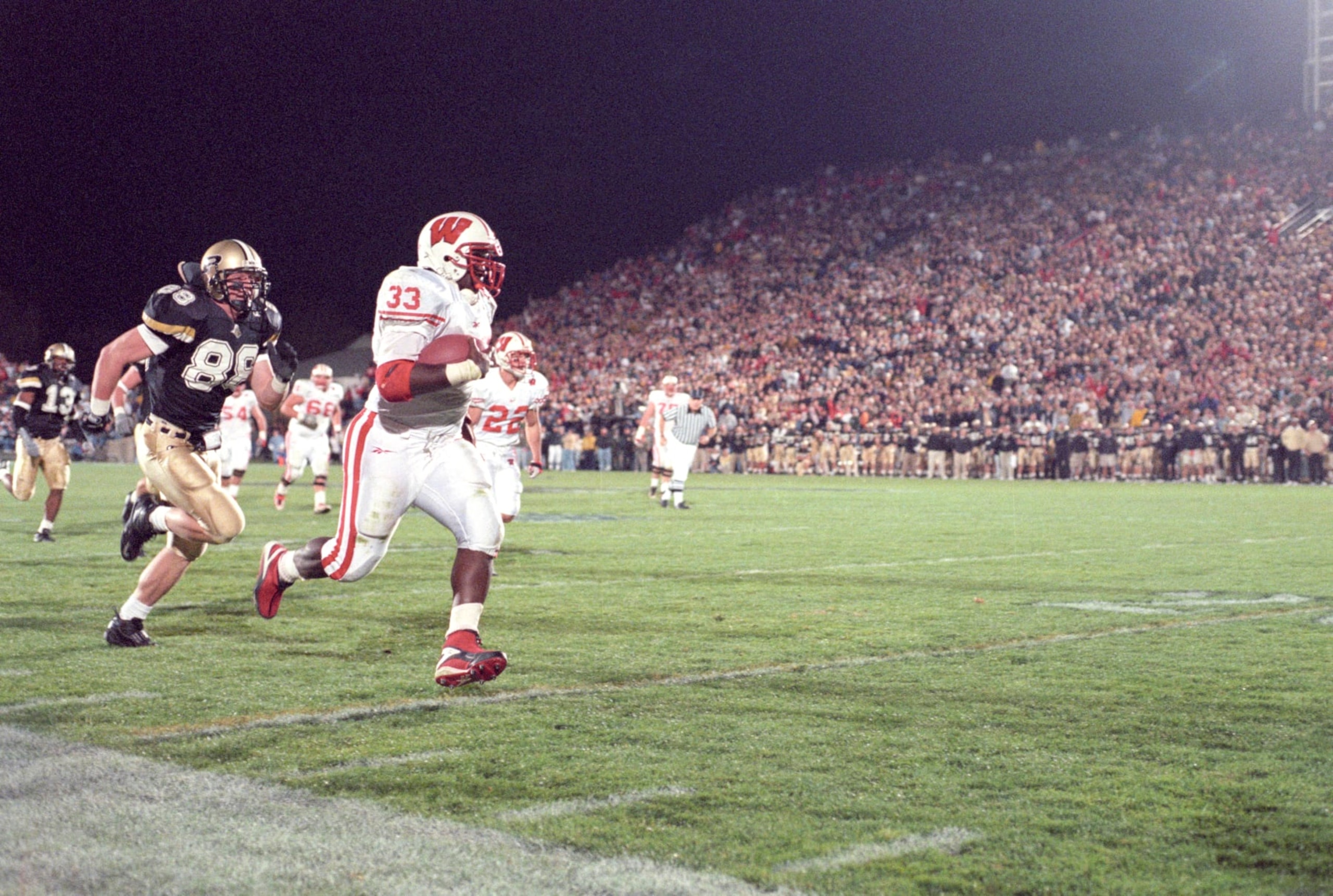College Football: Wisconsin Ron Dayne (33) in action, rushing vs Purdue. West Lafayette, IN 11/6/1999 CREDIT: Damian Strohmeyer (Photo by Damian Strohmeyer /Sports Illustrated via Getty Images) (Set Number: X59087 TK4 F10 R3 )  079007326